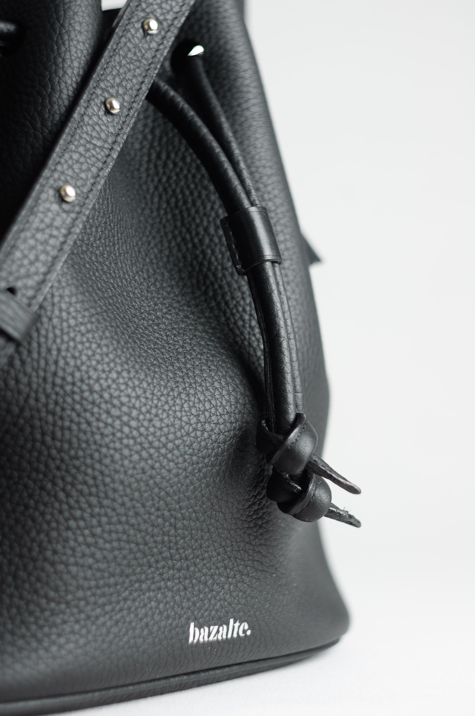 zoom cuir sac et detail du lien de serrage