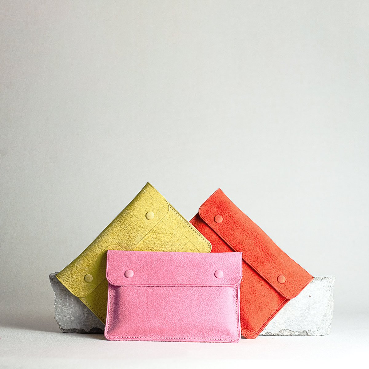 Pochettes en cuir nubuck rose, jaune et orange