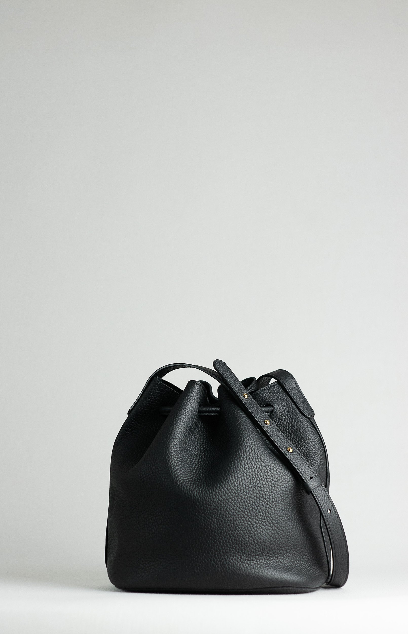 sac seau en cuir noir et bandouliere