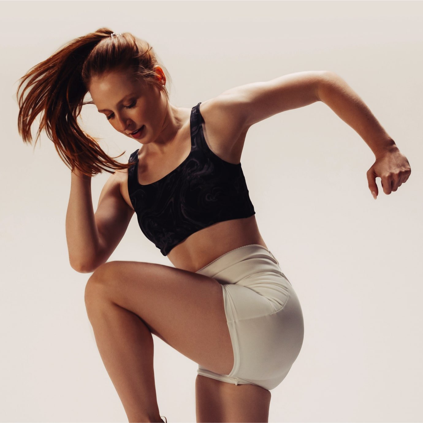 Atleta femenina enérgica en estudio