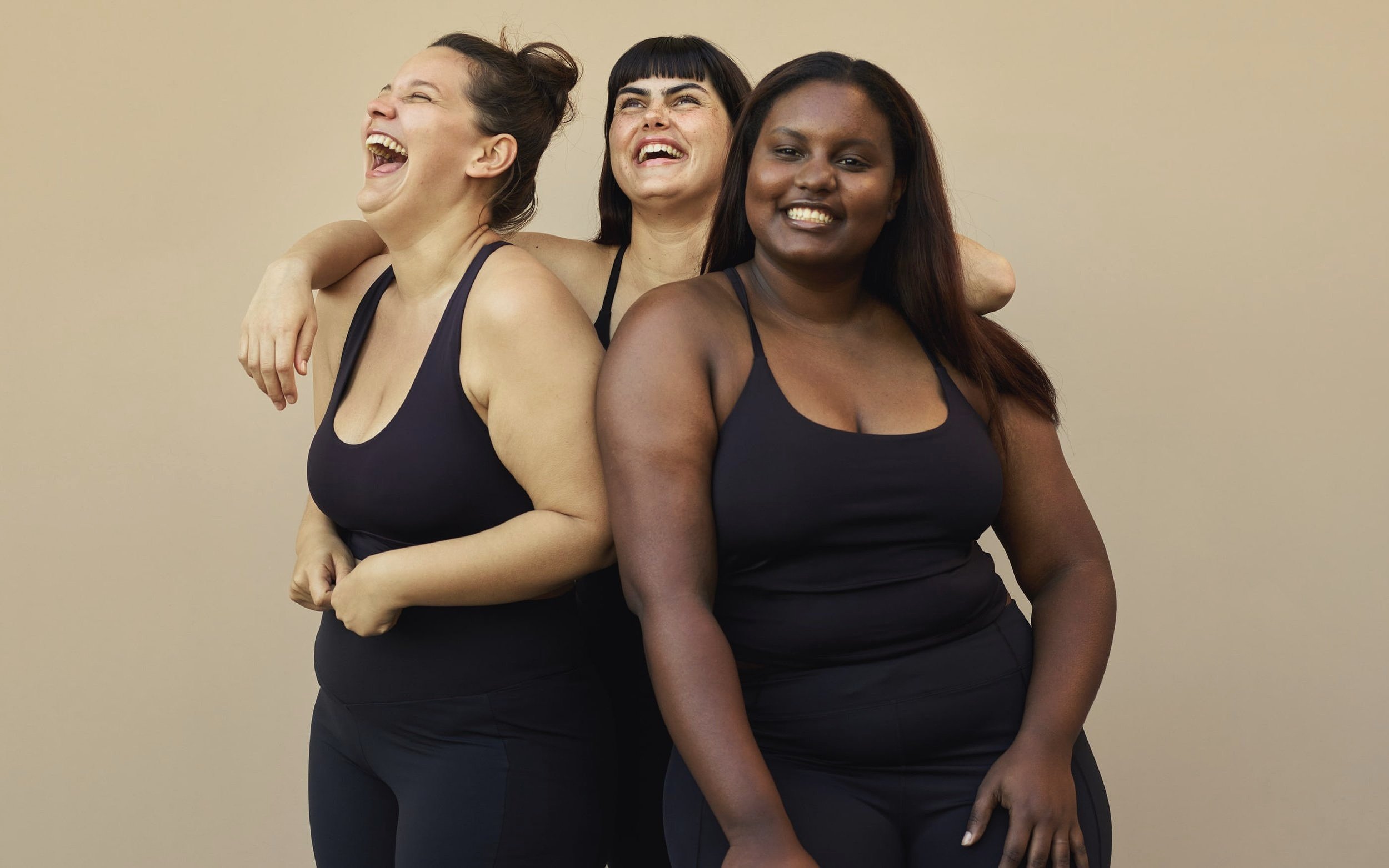 Grupo diverso de entrenadoras atléticas vestidas de negro