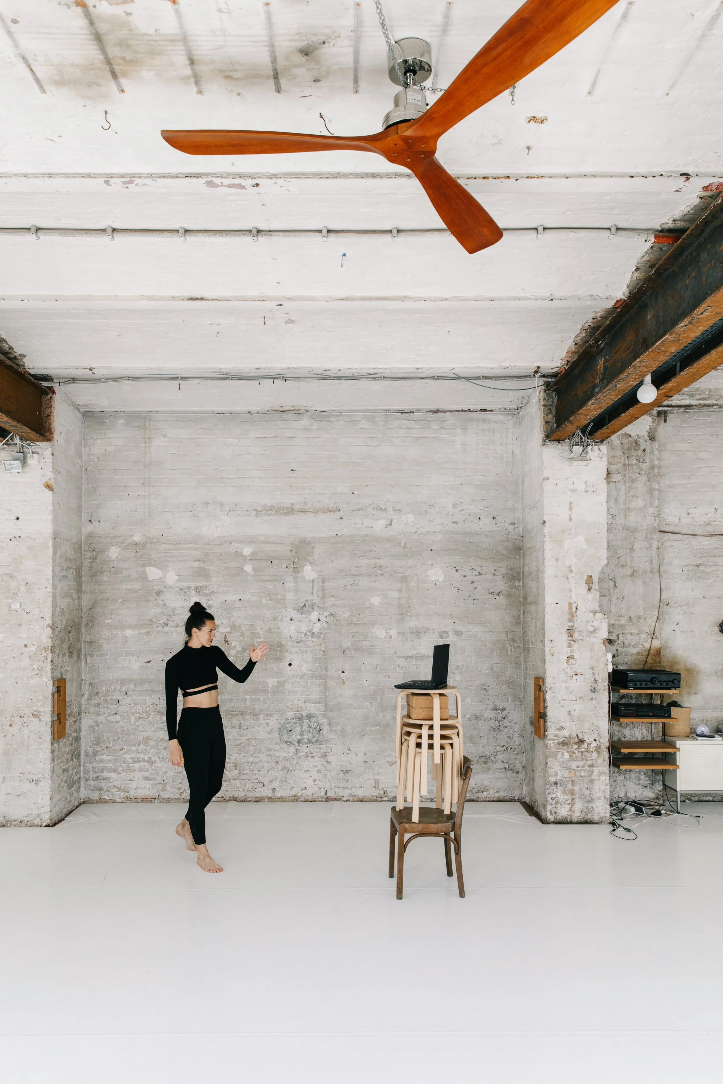 Ballerina in un luminoso studio minimalista
