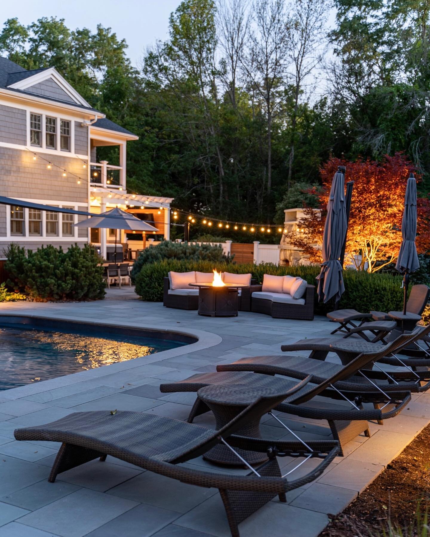 This warmer weather is making us dream about summer nights like these to come back around. 

Project Build: @frontier_landscaping 
Design: @portlightandwater 
Lighting: @portlightandwater 
Pool: @precisionpool 
Fireplace: @stonewaleryszakllc
Photos: 