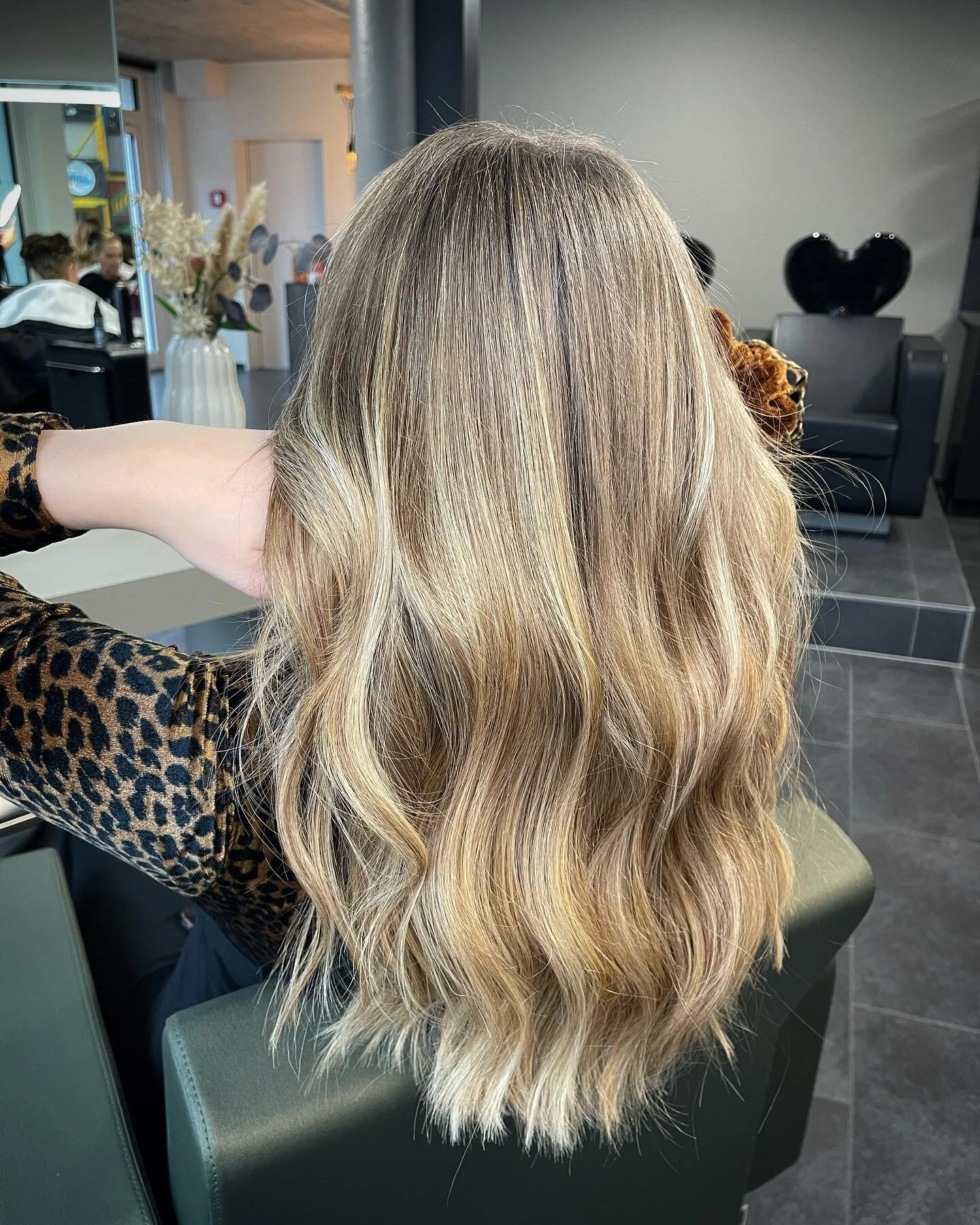 ✨ #highlights #balayage #blondme #toner #schwarzkopfprofessional #schwarzkopfpro #switzerland #solothurn #olten #schnittwinkel #f&uuml;rdich 🖤