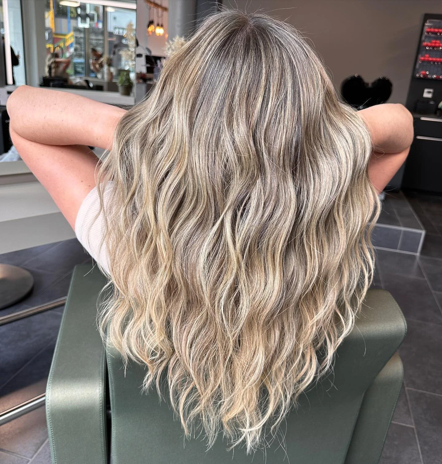#highlights #balayage #blondmeschwarzkopf #schwarzkopfprofessional #schwarzkopfpro #switzerland #solothurn #olten #schnittwinkel #f&uuml;rdich 🖤