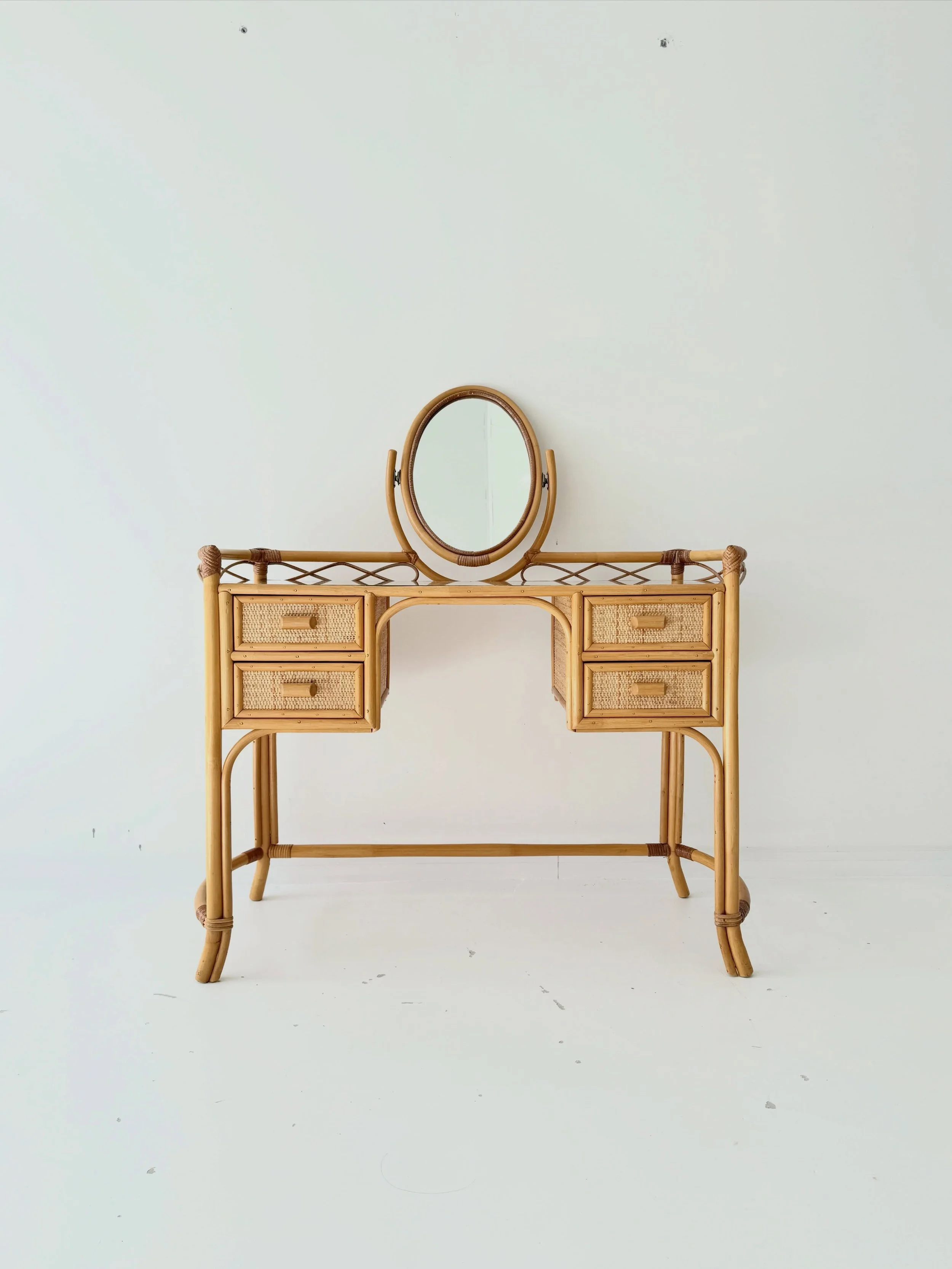 &mdash;&mdash;&mdash; Available &mdash;&mdash;&mdash;
Vintage Glass Top Bamboo Dressing Table With Mirror

H 123cm x W 110cm x D 44cm

Message me for more details or check the website
.
.
#interiordesign #interiorstyling #bamboofurniture #bedroominte