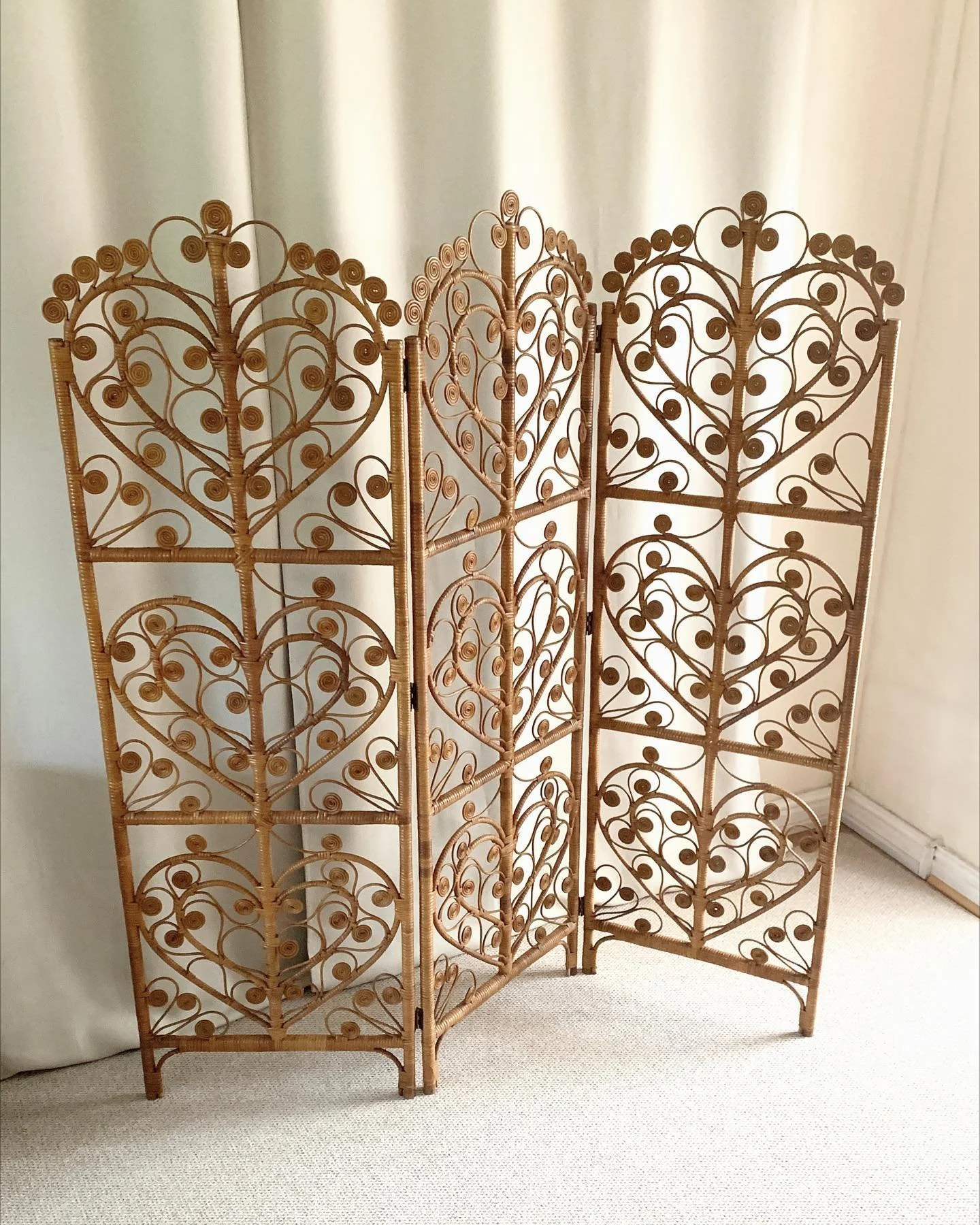 &mdash;&mdash;&mdash; SOLD &mdash;&mdash;&mdash;
Wicker Heart Design 3 Panel Room Divider Screen. Excellent condition

Height: 172cm, Depth: 3cm
Width: 56cm (per panel)
Width (extended): 167cm

Link in bio for more details / purchase x
.
.
#vintagesh