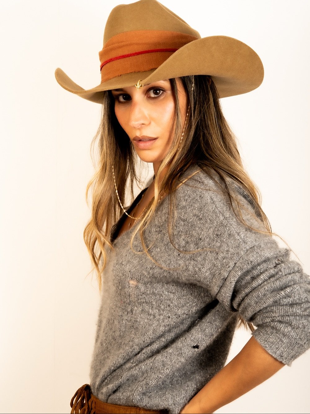 Our new Collection has finally landed and first up is our Looe Tan Brown Cowboy Hat, of which we only have ONE left in stock 🤎
Featuring a structured design that distinctively frames the face and crafted in Caramel Tan Merino wool, this is a true po