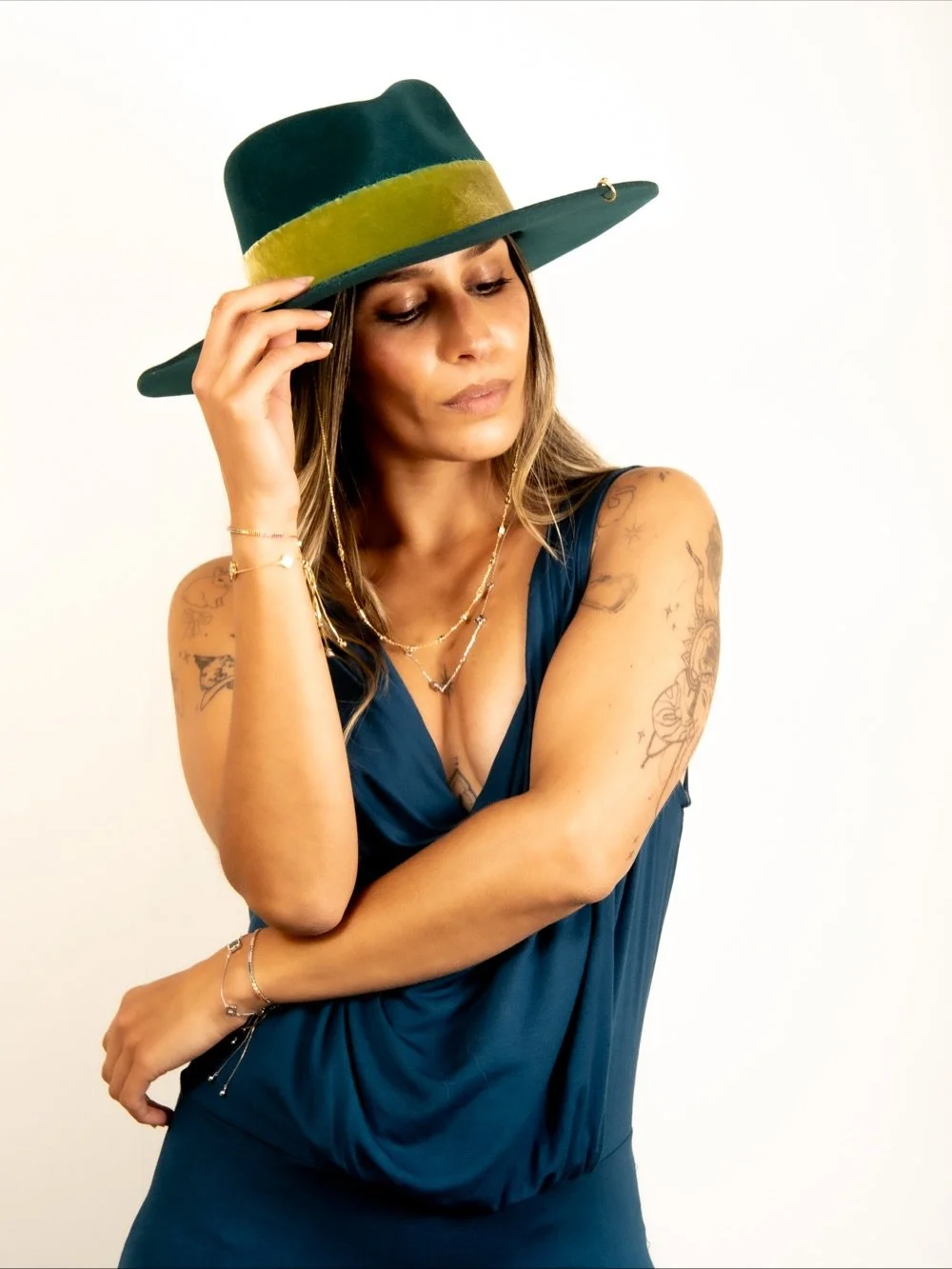 Our Trebah Fedora is such a dream, that we only have ONE remaining in a 59cm (although I may add that it fits more like a 58cm and is fully adjustable down to a 55cm) so if this is on your list, then treat yourself to our last one! 💚🎄

#shadedthela