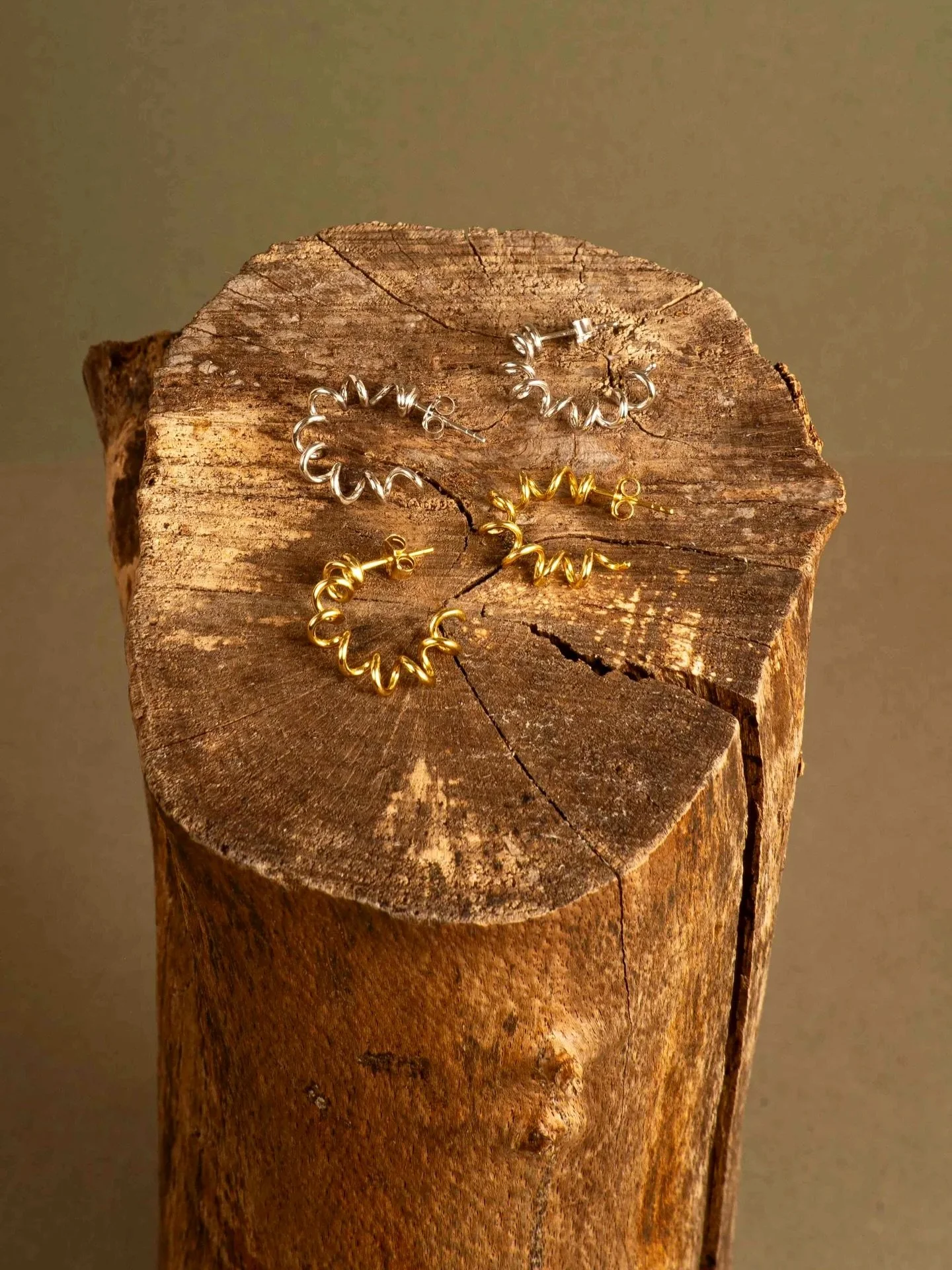 Our perfectly curly Sterling Silver Hoops are here, Marve is such a fun addition to your hoop collection! With a stud fastening, these beauties are so easy to wear and come in both Gold and Silver ⭐️

#shadedthelabel #curlyhoops #hoopearrings #hoopea