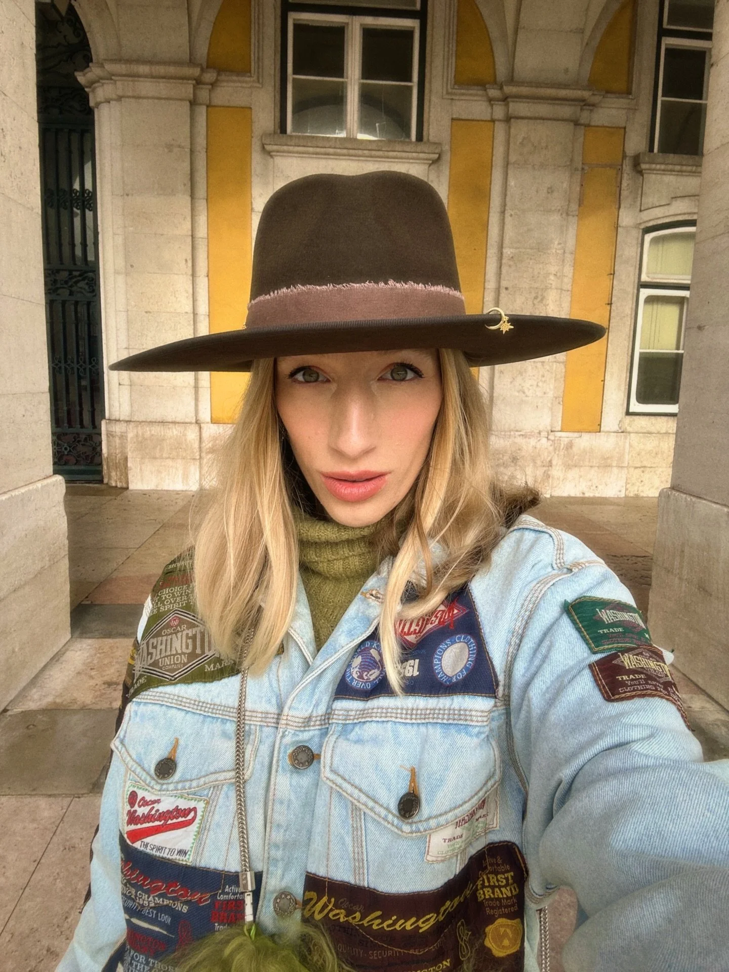 Lisbon📍Wearing my Chocolate Brown Harlyn Fedora and extra floooofy Mongolian Fur Bag 🍫🐸

#shadedthelabel #shadedhat #fedorafashion #hatstyle #hatstyling