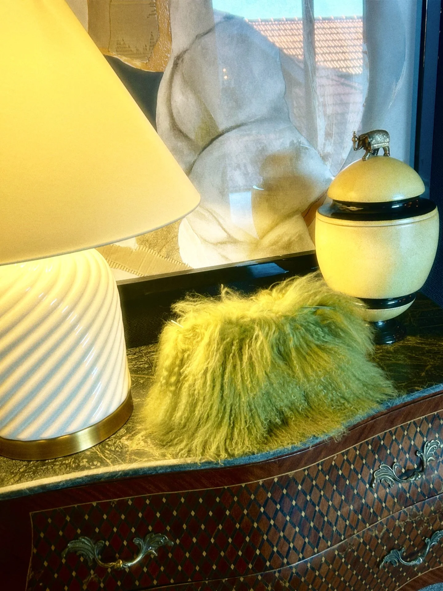 She&rsquo;s part of the furniture&hellip;🏺Setting my Treen Bag up in any setting and she takes centre stage. I&rsquo;m all for multiuse and genuinely these accessories do just as well on the mantelpiece as on your body! 🤫

#shadedthelabel #fluffyba