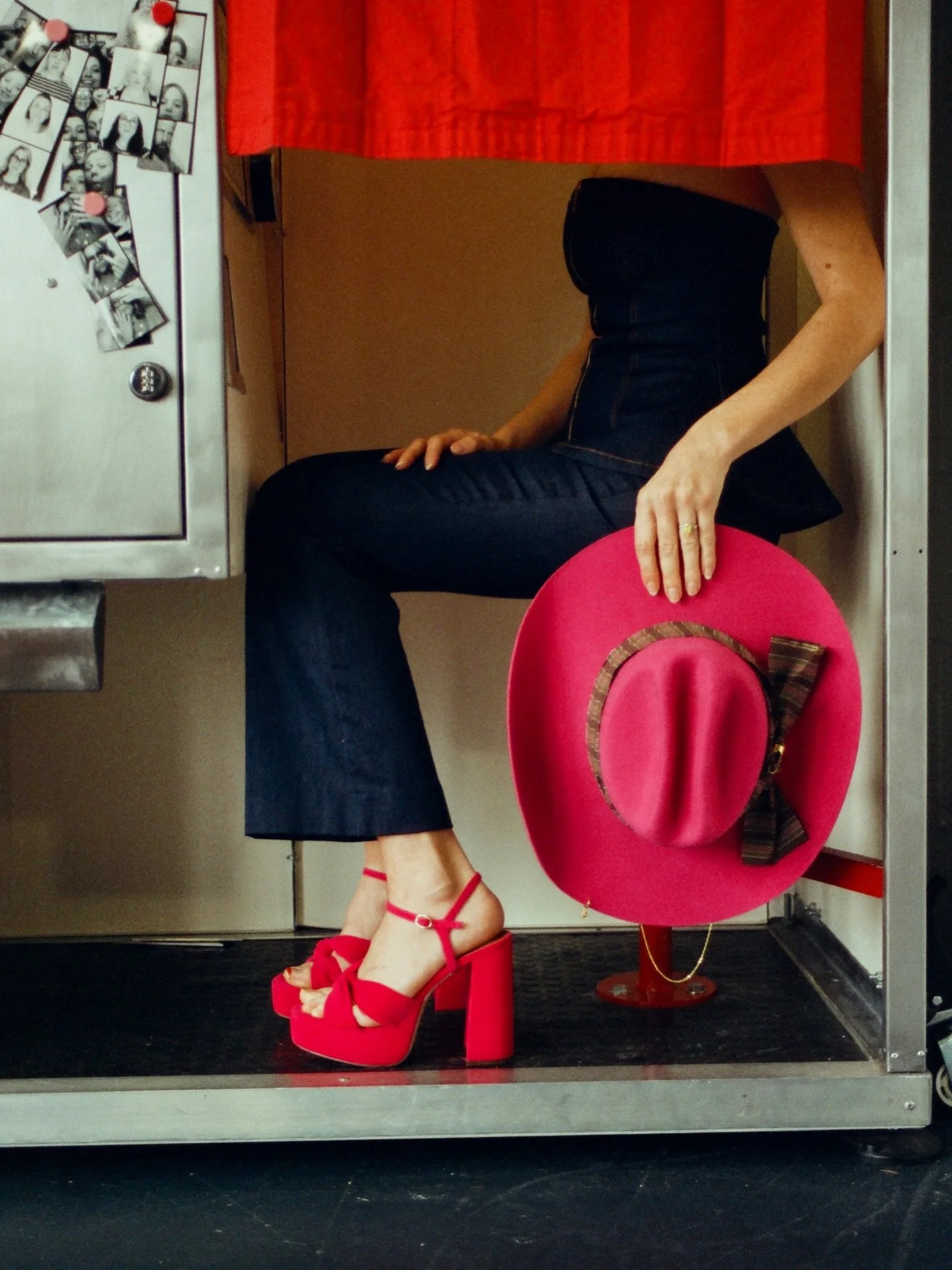 Ohh she&rsquo;s baaaaack. Our Looe Cowboy like you&rsquo;ve never seen her before&hellip;HOT PINK EDITION 🎀👙👛

Only ONE of these is left in stock, so go grab her, cowgirl.

#shadedthelabel #pinkcowboyhat #pinkhat #cowboyhat #cowgirl l