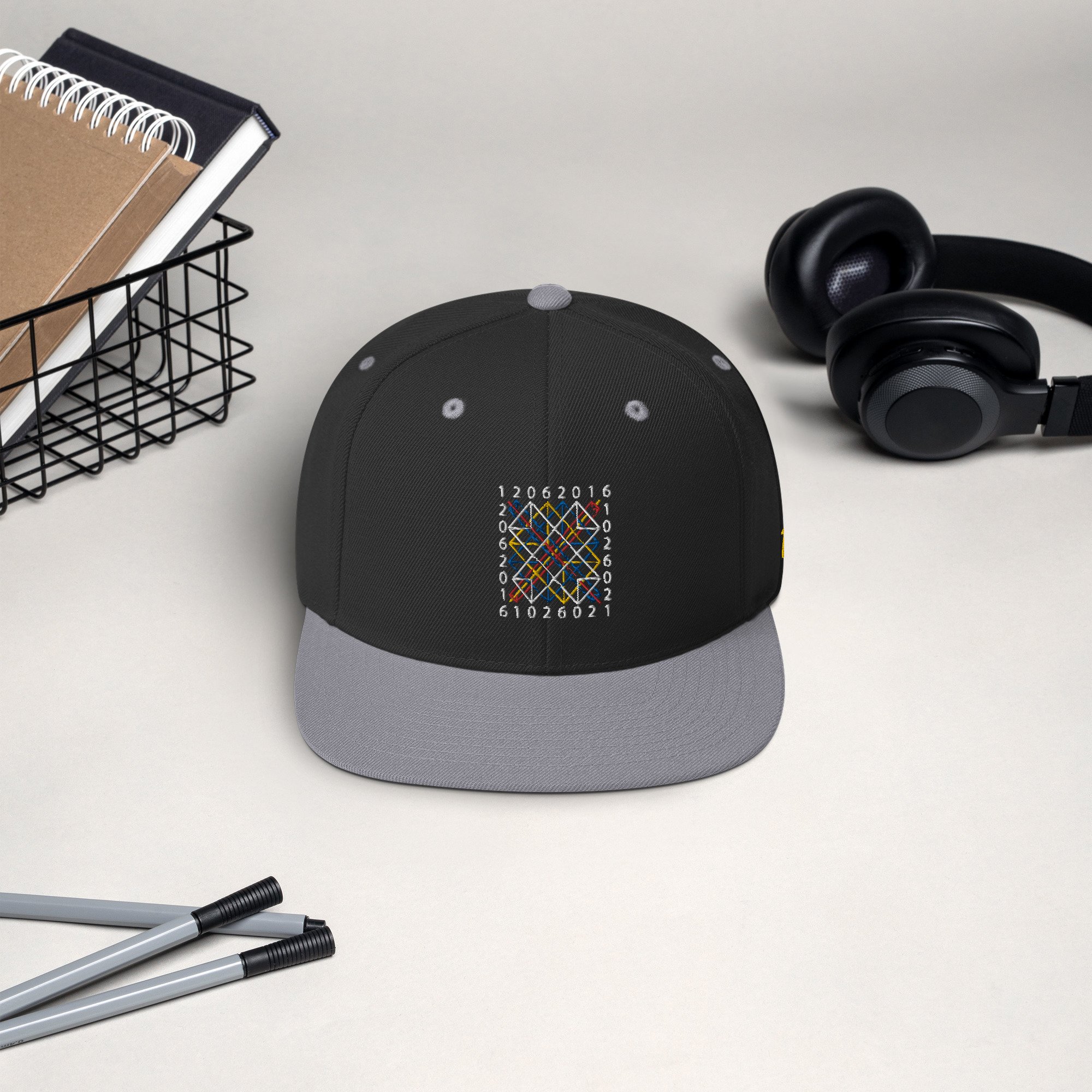 classic-snapback-black-silver-front-6445adf80deb8.jpg