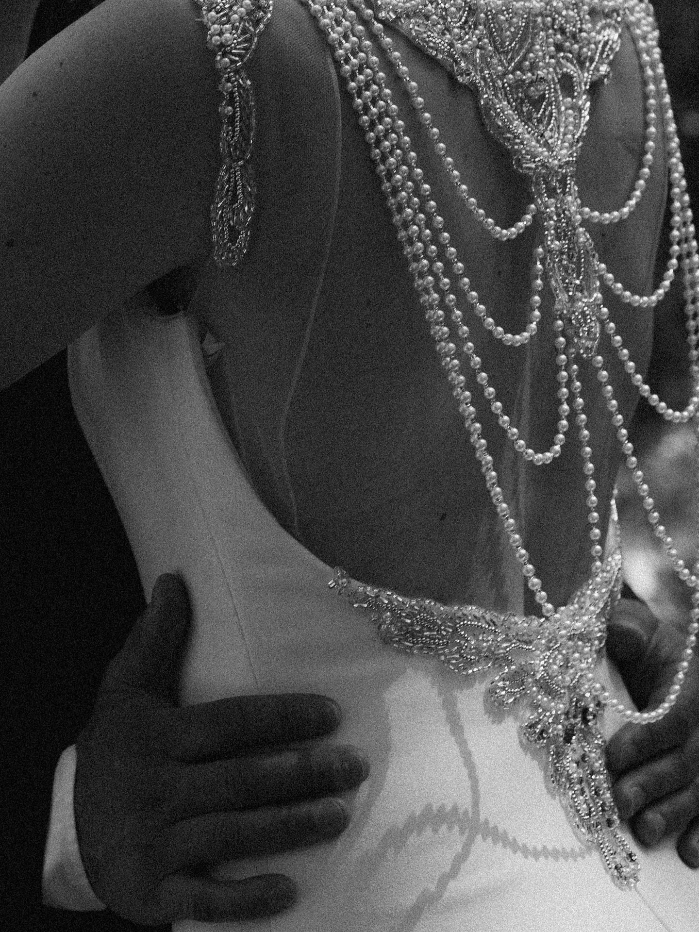 Siis kattokaa h&auml;nen puvun selk&auml;myst&auml;, UPEA!! 

Oon alkanut ihastumaan taas enemm&auml;n ja enemm&auml;n mustavalkoisiin kuviin. Tunnelmallista, klassista, valon ja varjon leikki&auml;.☁️ 

#h&auml;&auml;kuvaus #h&auml;&auml;kuvaaja #h&