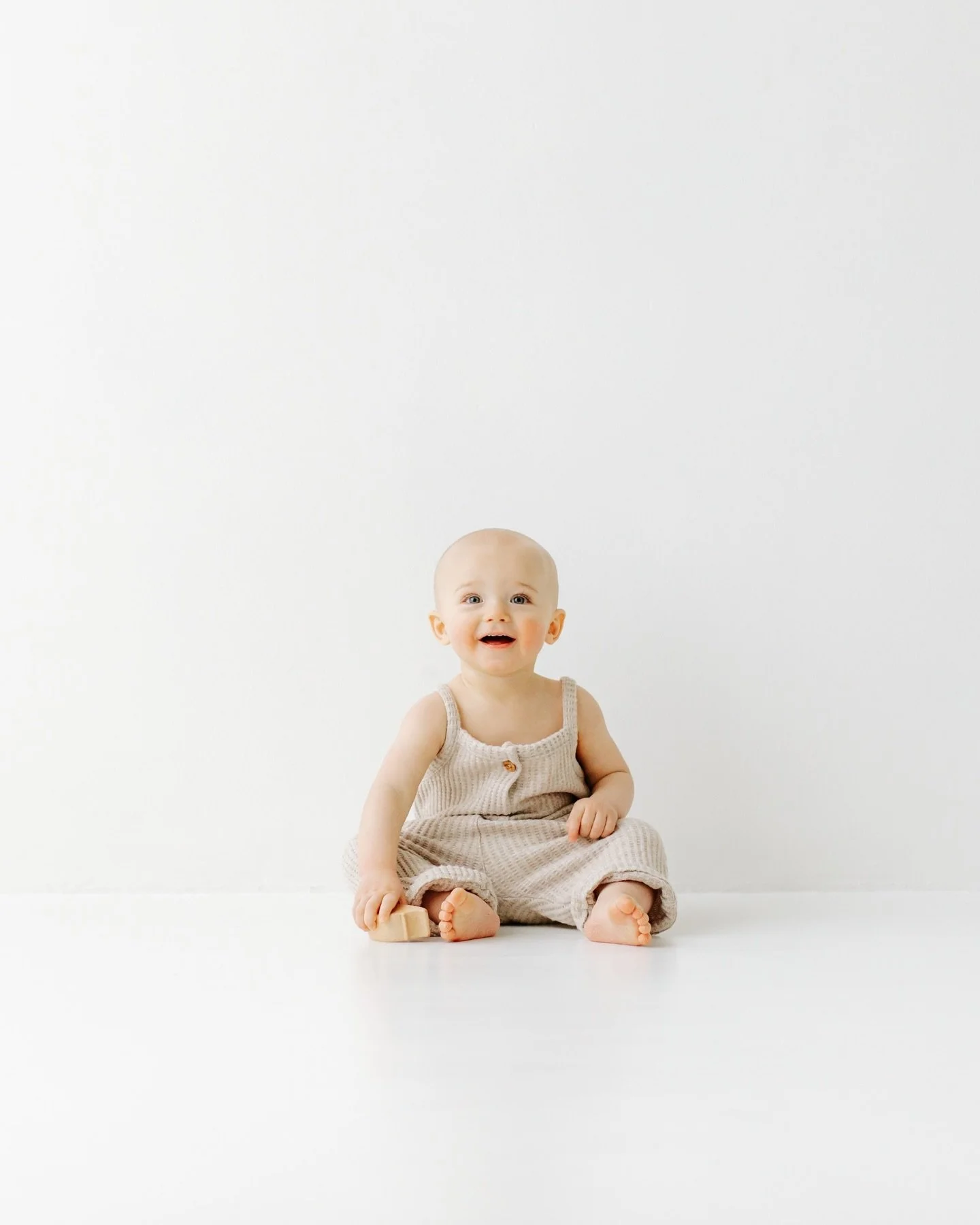 T&auml;m&auml;n vuoden osalta ty&ouml;p&ouml;yt&auml; alkaa olla niin sanotusti tyhjennetty eli viimeinenkin galleria on nyt l&auml;htenyt matkaan! 💌

Kuvausten suhteen vet&auml;ydyn lomalle vuoden vaihteeseen saakka, ja uusi vuosi starttaakin ihana