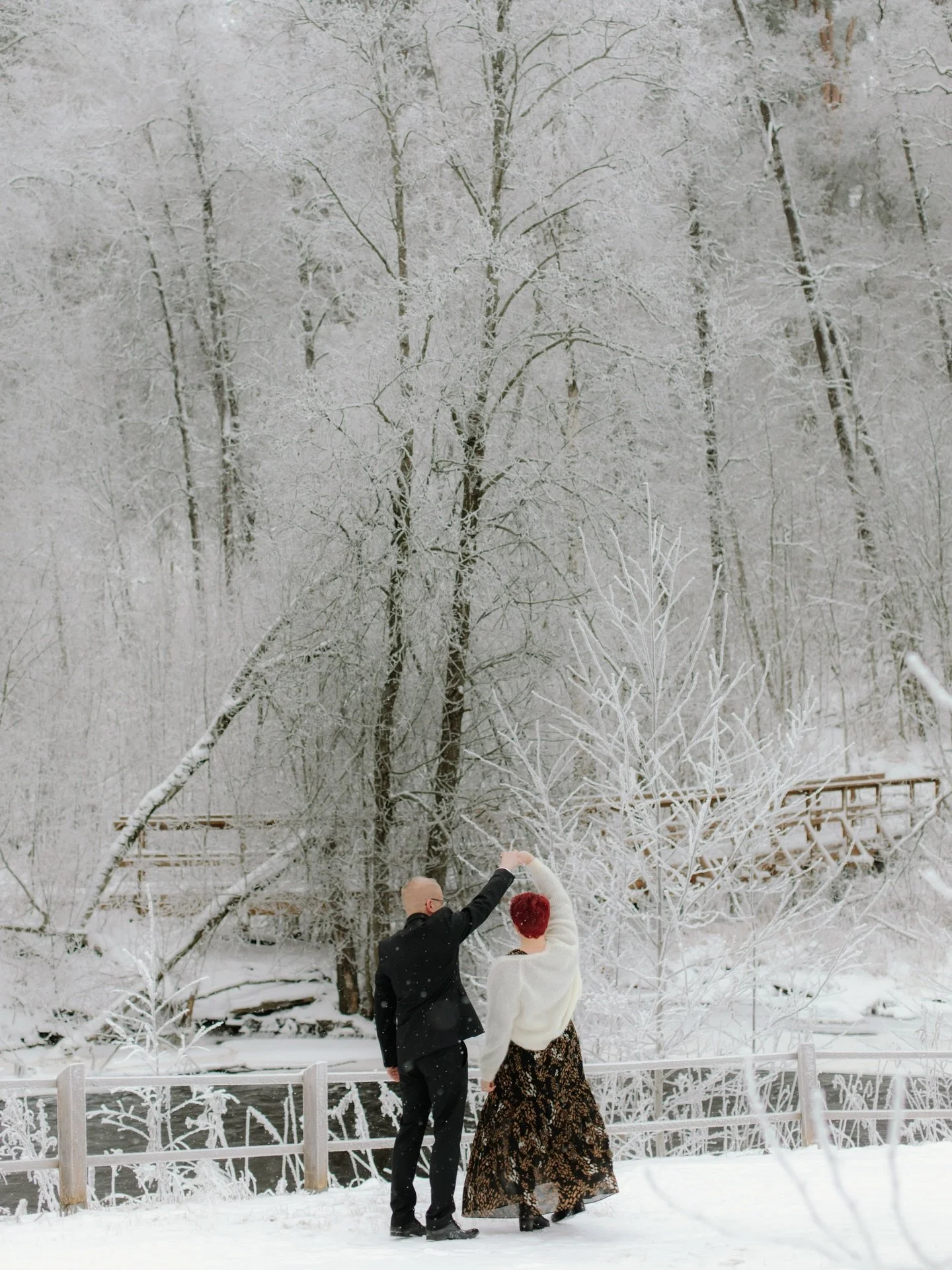 Minne ihmeeseen h&auml;vis talvi! Niin kev&auml;t jo.🫶🏼 N&auml;m&auml; kuvat otettiin syd&auml;ntalvella, ensimm&auml;isten paukkupakkasten hetkell&auml;. Sormet j&auml;&auml;ss&auml;, l&auml;mmittely&auml; autossa ja rakkautta ilmassa. Heid&auml;n