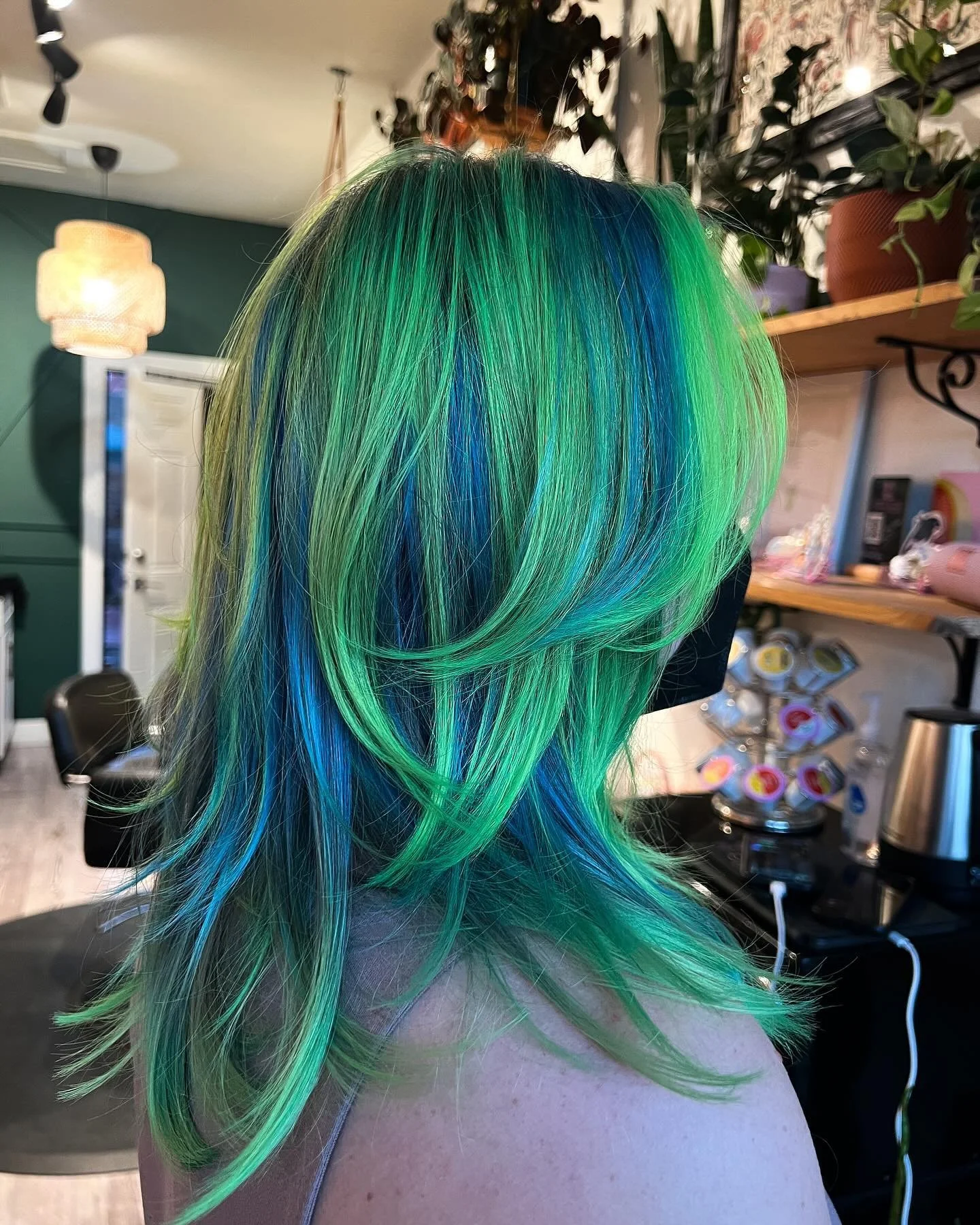 Creative Color ✨🪩✨ Tell your friends, to tell their friends, they have cool hair
&bull;
&bull;
&bull;
#denverhair #denver #denversalon #denverhairstylist #denverhairsalon