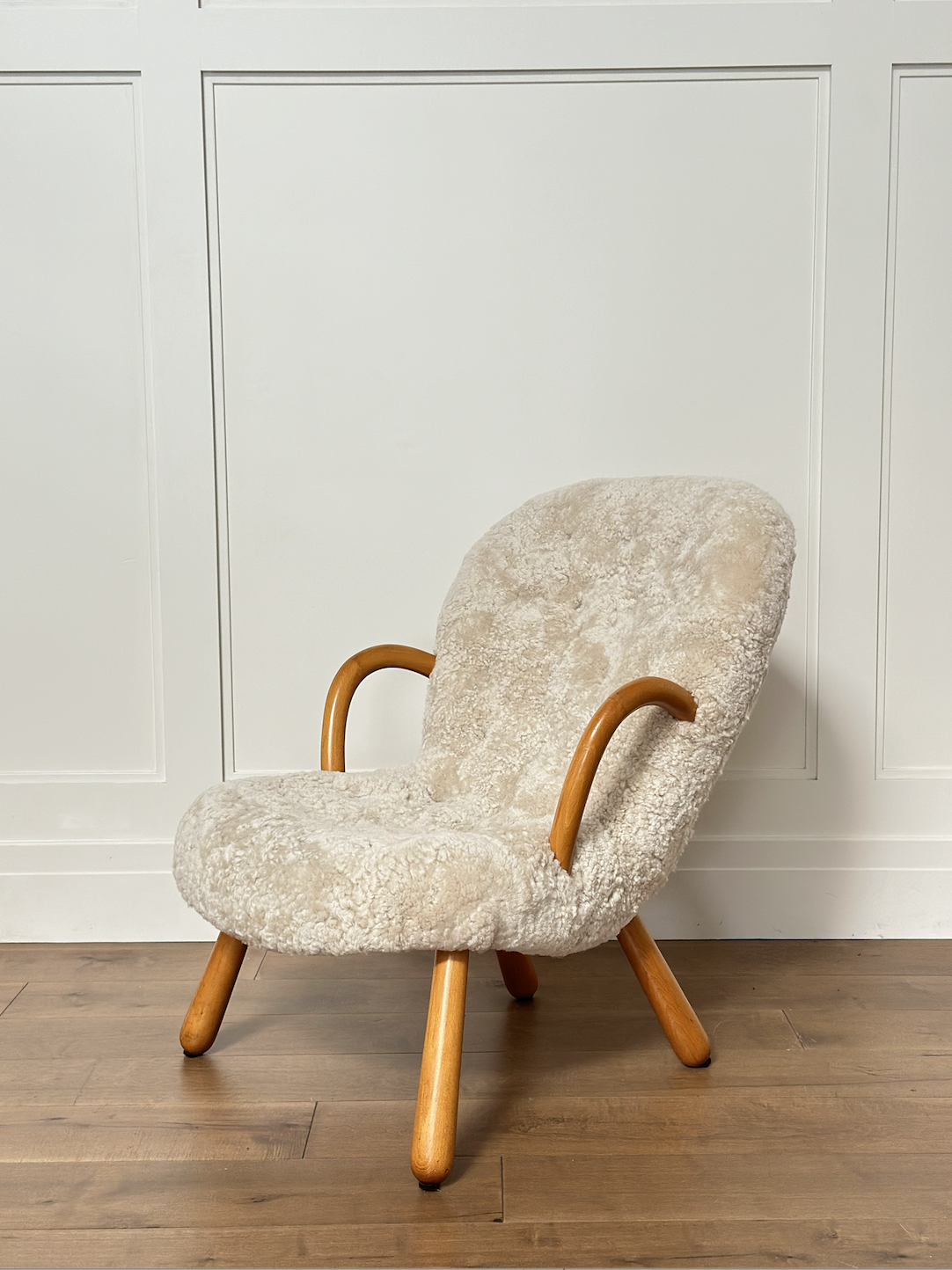Norwegian Clam Chair by Vik Blindheim in Beech and Shearling, Designed by  Arnold Madsen, 1940s — Galerie Provenance Mid-century design Europe - Main Image