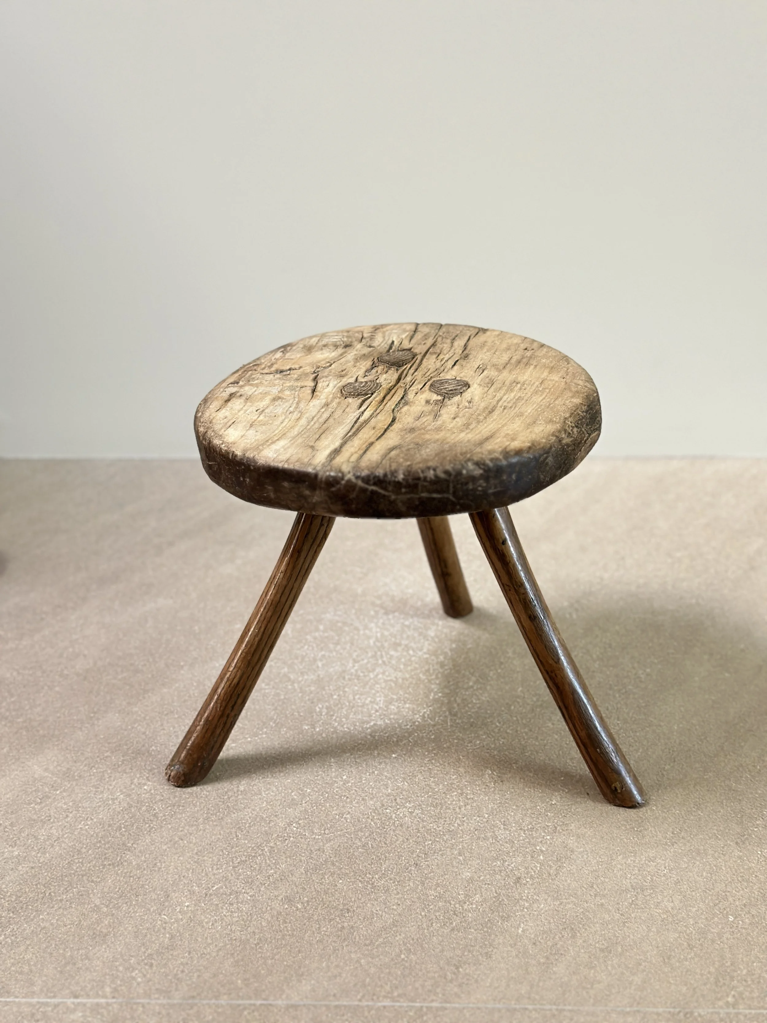 Log Primitive Tripod Stool檜・丸太・サイドテーブル Reclaimed Wood Tripod Stool: Large Club Leg Table - Etsy