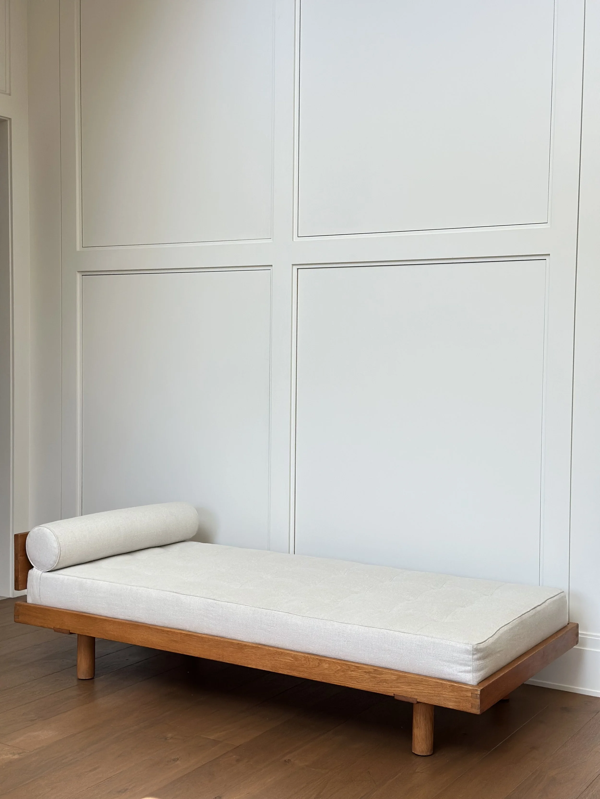 Daybed in French Elm and Belgian Linen by Pierre Chapo, France 1970s