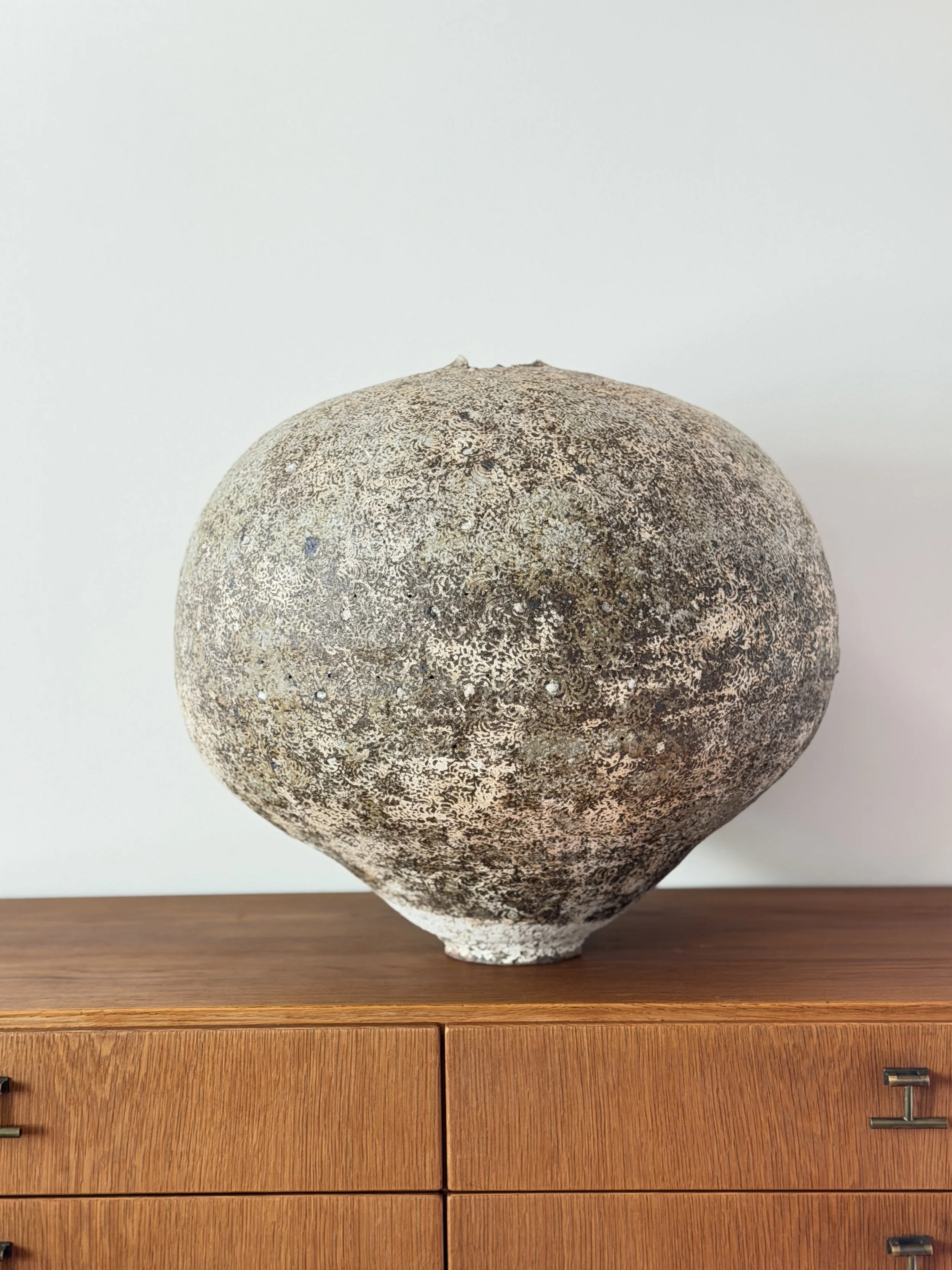 Massive White Slip Pattern Tsubo