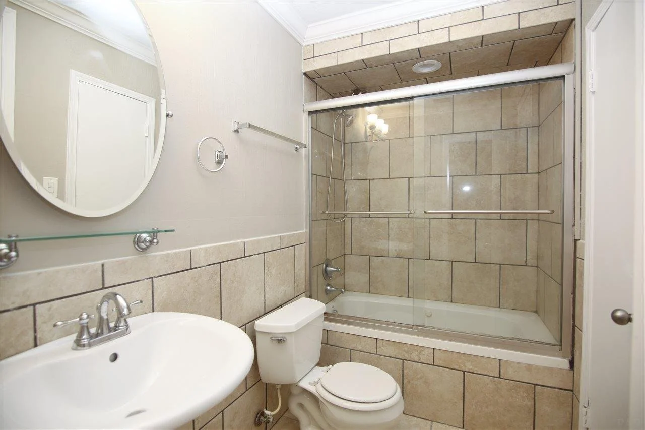 Upstairs+bathroom+before+.jpeg