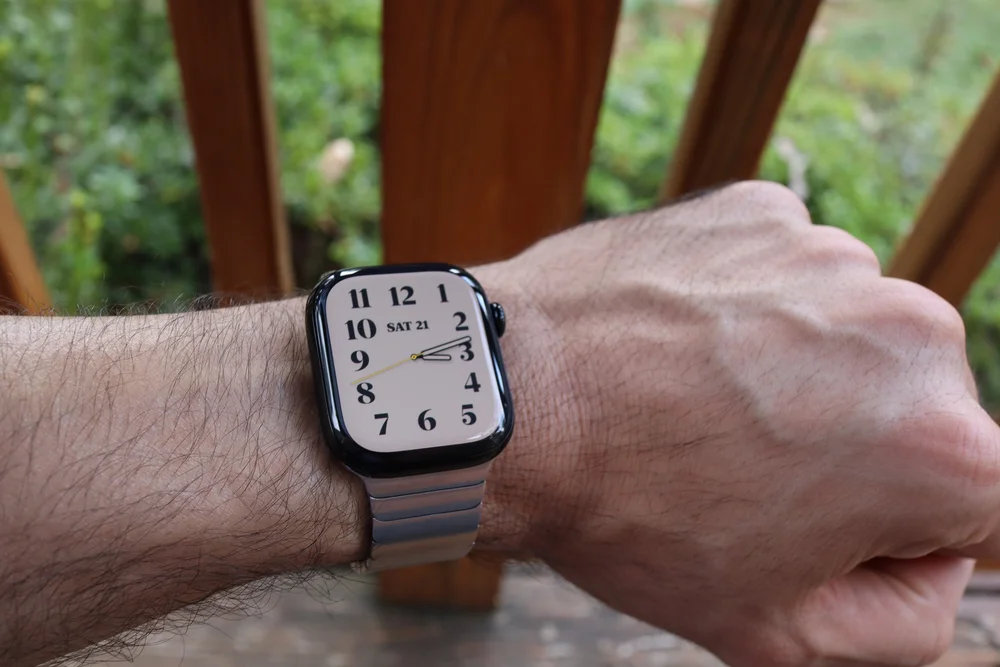 Jet Black Apple Watch with link bracelet hands on: Luxury at a