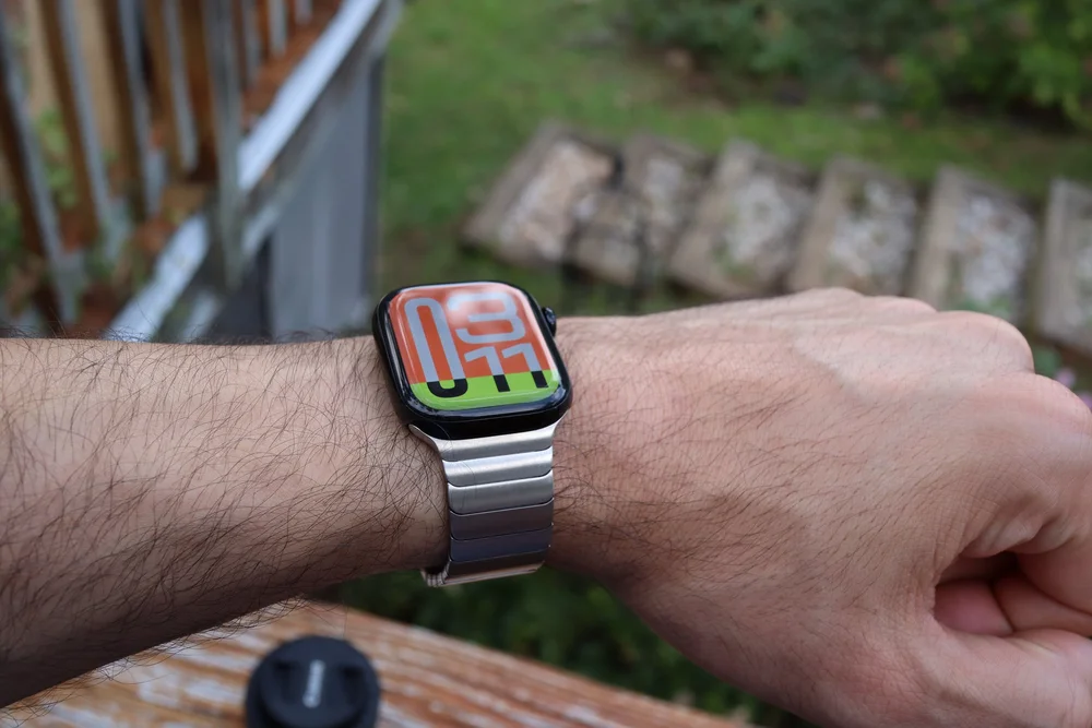 Jet Black Apple Watch with link bracelet hands on: Luxury at a