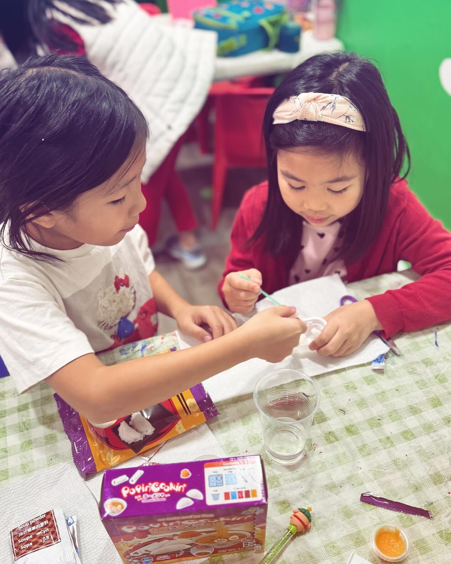 Powdered reagents, chemical reactions, gel formation, all to create a tasty and visually appealing treat, THATS what&rsquo;s poppin and cookin at Genius Lab! 🥼 🧪
