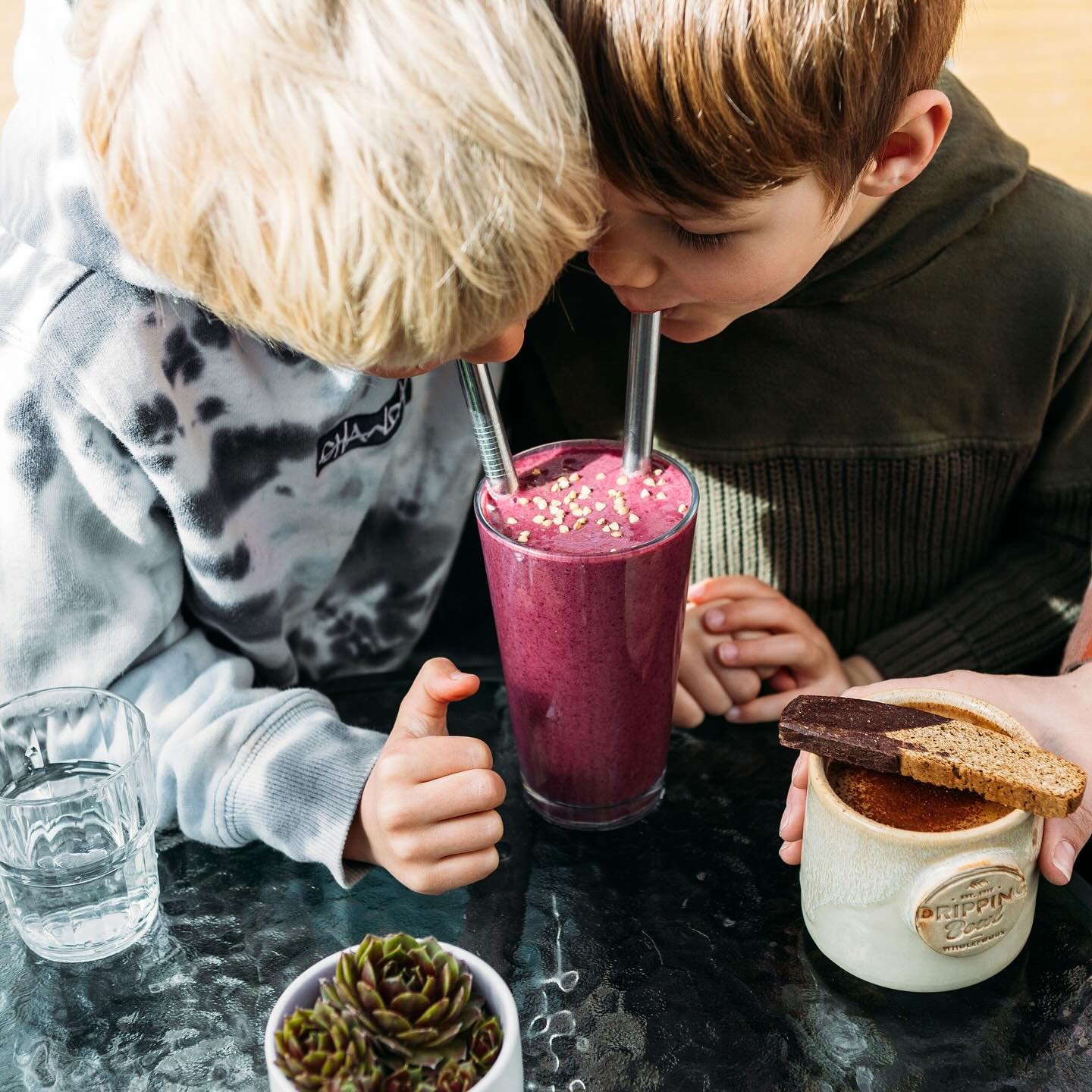 Packed with nutrients, always blended to be thick and creamy, but above all, super tasty&hellip; Share with a mate or don&rsquo;t 😜

Which smoothie are you choosing? ✨