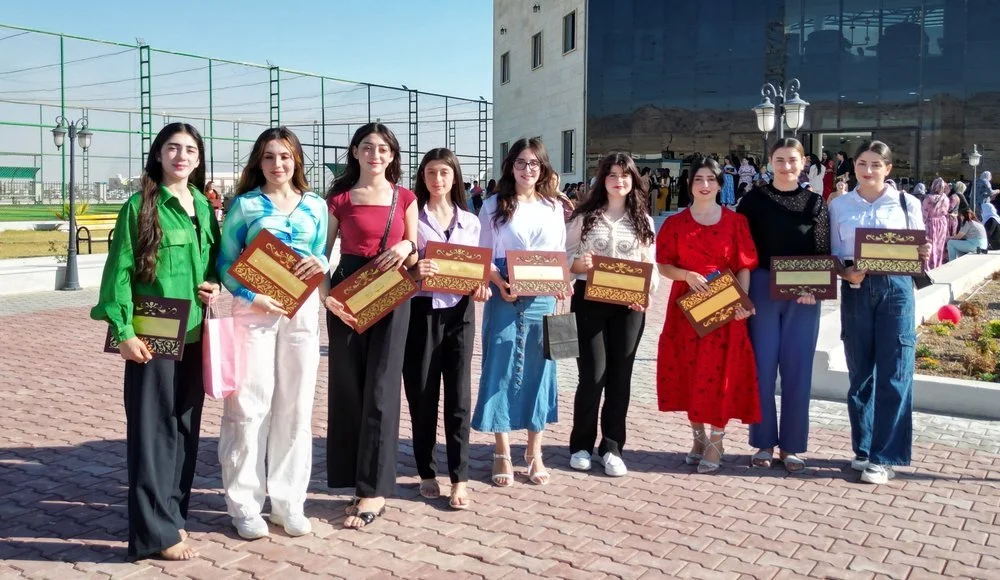 Nadia's Initiative veranstaltet eine Abschlussfeier für die Teilnehmerinnen des Pilotprogramms im Frauenzentrum in Sindschar