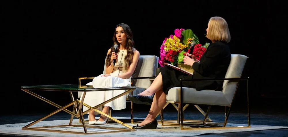 Nadia kehrt zur Chapman University zurück, um an einer Veranstaltungsreihe teilzunehmen