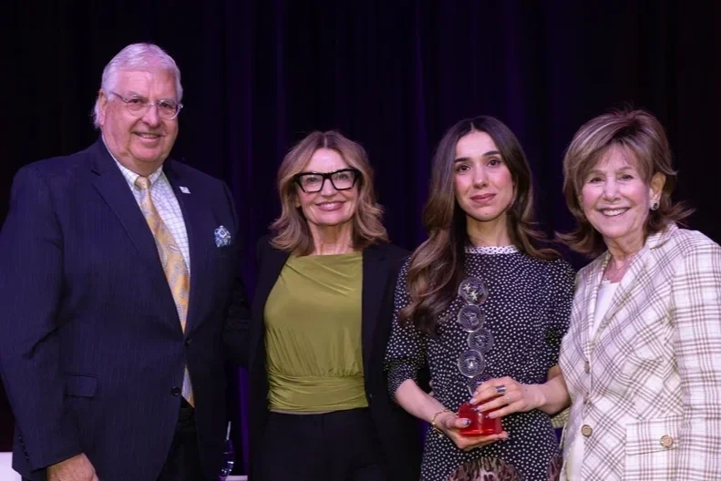 Nadia wurde vom Barbara Sinatra Children's Center mit dem Champion Award ausgezeichnet