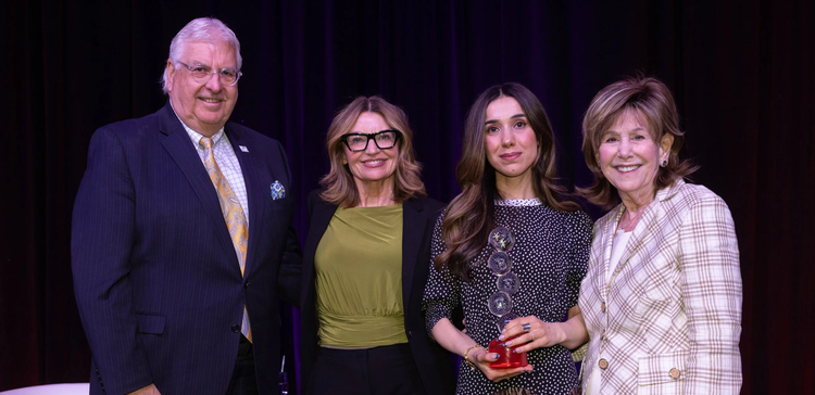 Nadia wurde vom Barbara Sinatra Children's Center mit dem Champion Award ausgezeichnet