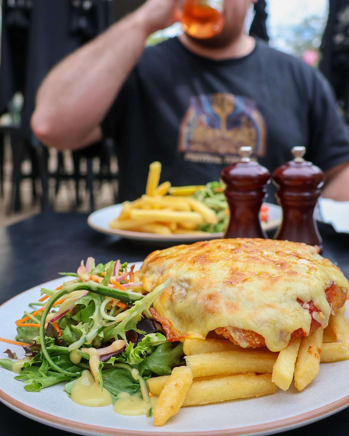 Here&rsquo;s your reminder to book in at the Border Inn for a $20 Parmi tonight (and every Wednesday night)!

Cheers to @visitthemurray for stopping by 👏

#borderinnhotel #moama #visitechucamoama #visitthemurray #echucamoama #parmi #pubfood