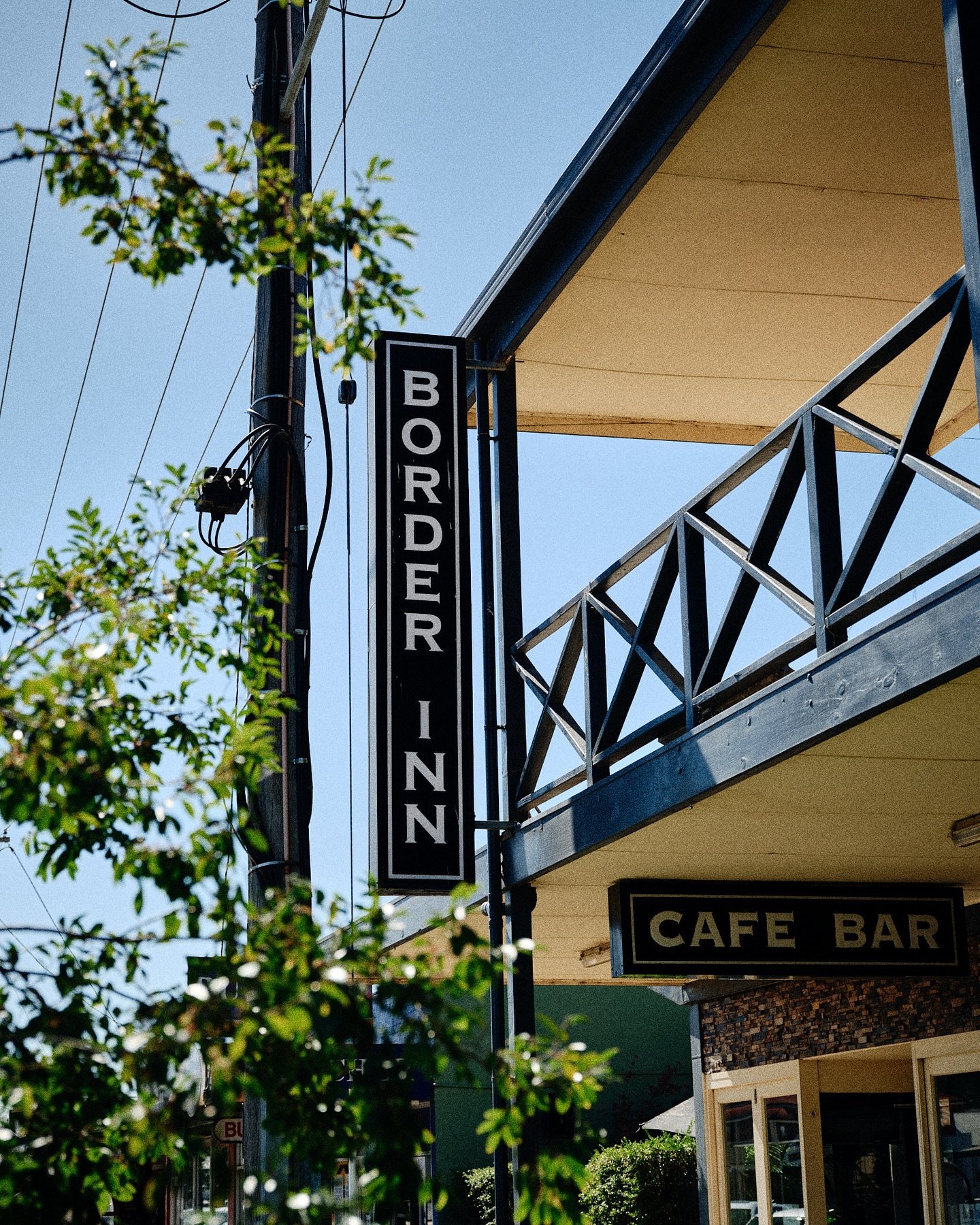 Weekend is here! 
See you at @borderinnhotel for delicious meals using produce from local suppliers and great free live music!

#borderinn #moama #echucamoama #visitthemurray #murrayriver #beergarden #murrayriverlife