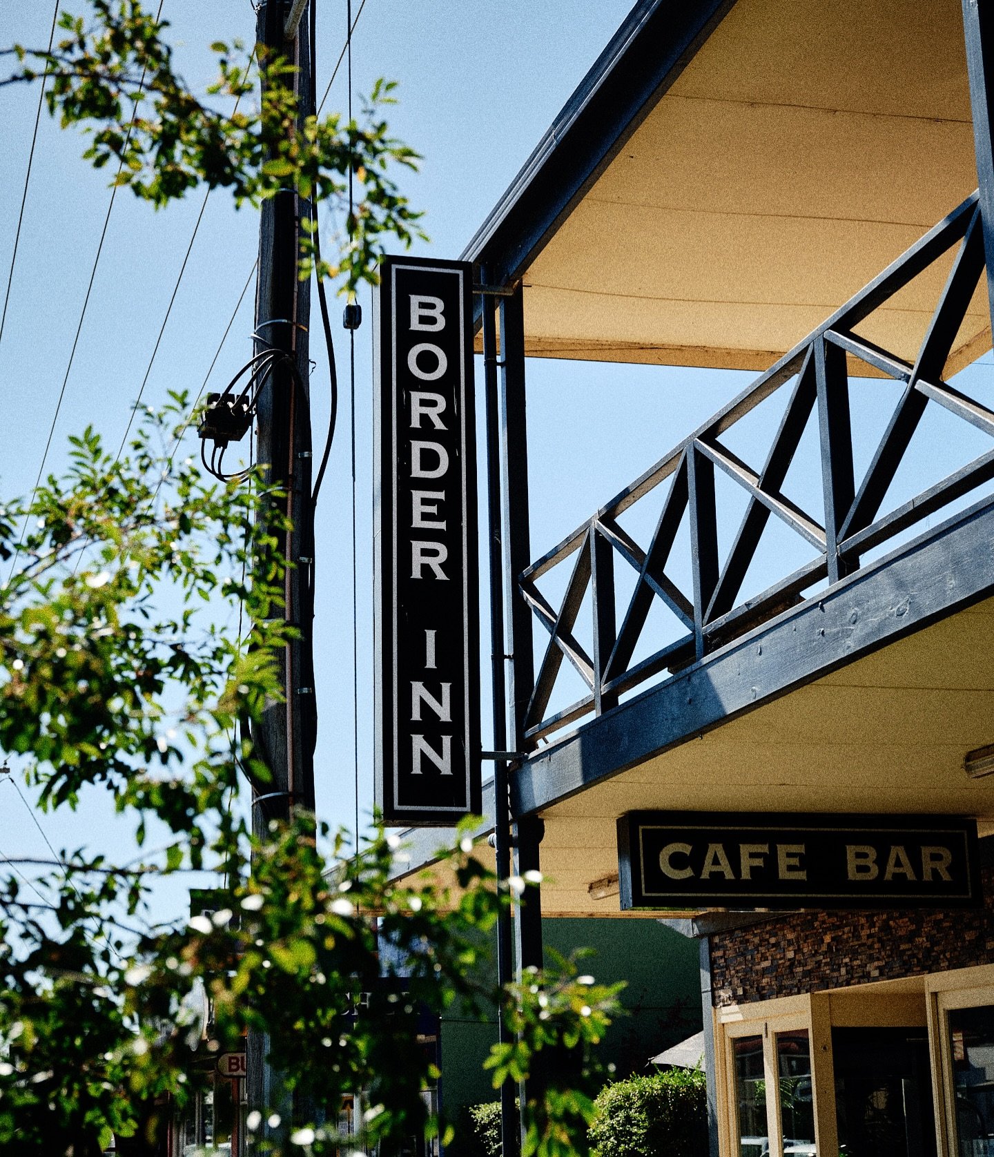 Welcome to @borderinnhotel - Moama&rsquo;s favourite local pub! 
Join us for exceptional meals made with locally sourced ingredients, fresh beer from the tank, great entertainment and warm hospitality.

#borderinnhotel #moama #echuca_moama #moamansw 