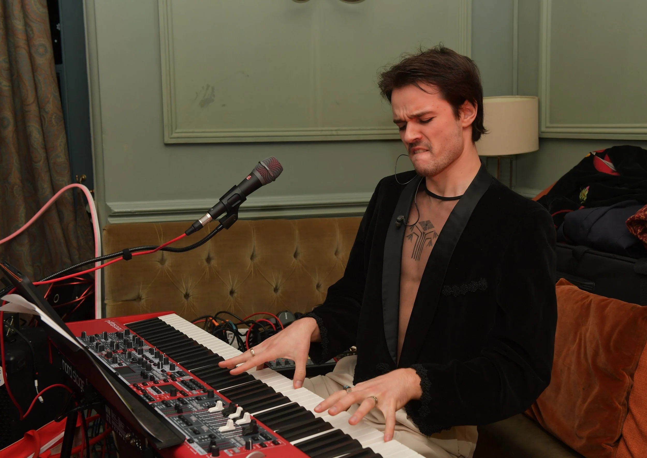 During a "Bakelites" gig