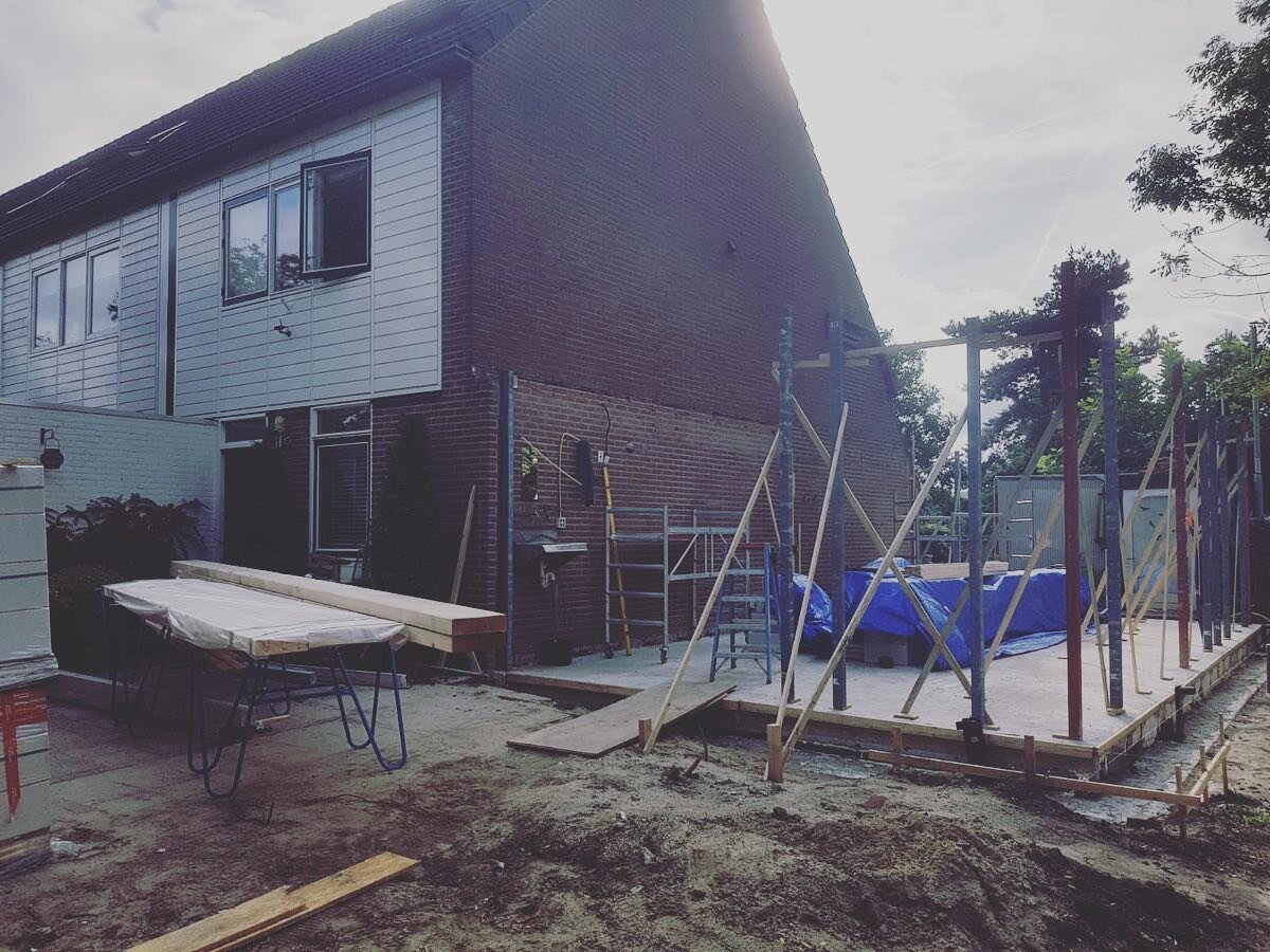 Goedemorgen! Onlangs zijn wij begonnen met de verbouwing van een garage en carport te Almere. Benieuwd naar het eindresultaat? houd ons pagina dan in de gaten! #verbouwen #verbouwing #samenbouwen #almere #vakmanschap #barneveldbouw #letsgo