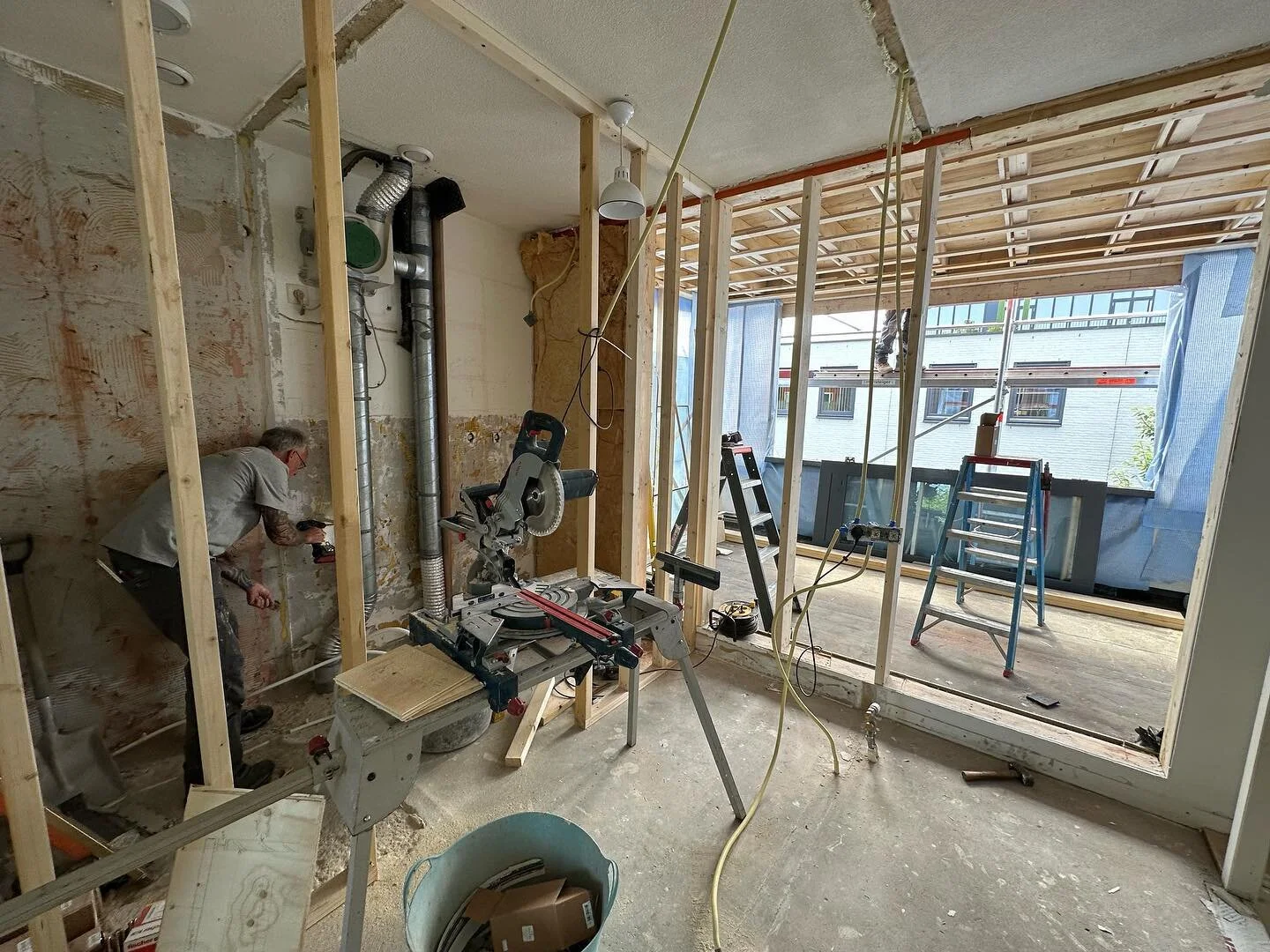 Opbouw in de maak, in dit huis wordt de zolder uitgebouwd. De badkamer wordt vergroot en er wordt een hele nieuwe kamer gerealiseerd. 

#amsterdam #ijburg #opbouw #uitbouw #extraruimte #verbouwen #amsterdam