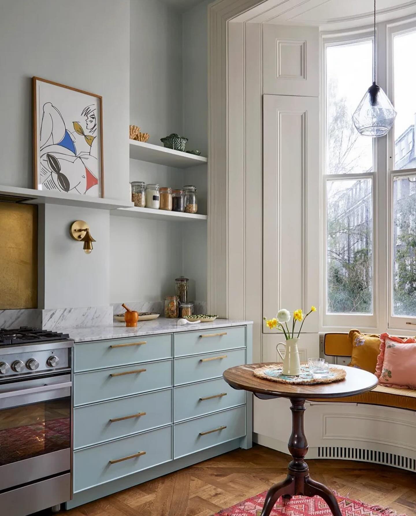 Kitchen mornings 🛋️ It&rsquo;s still a bit gray today but so happy that Spring has finally decided to grace us with her presence here in the north east! 🌻 50 degrees feels balmy! 😆

Photo @annastathakiphoto