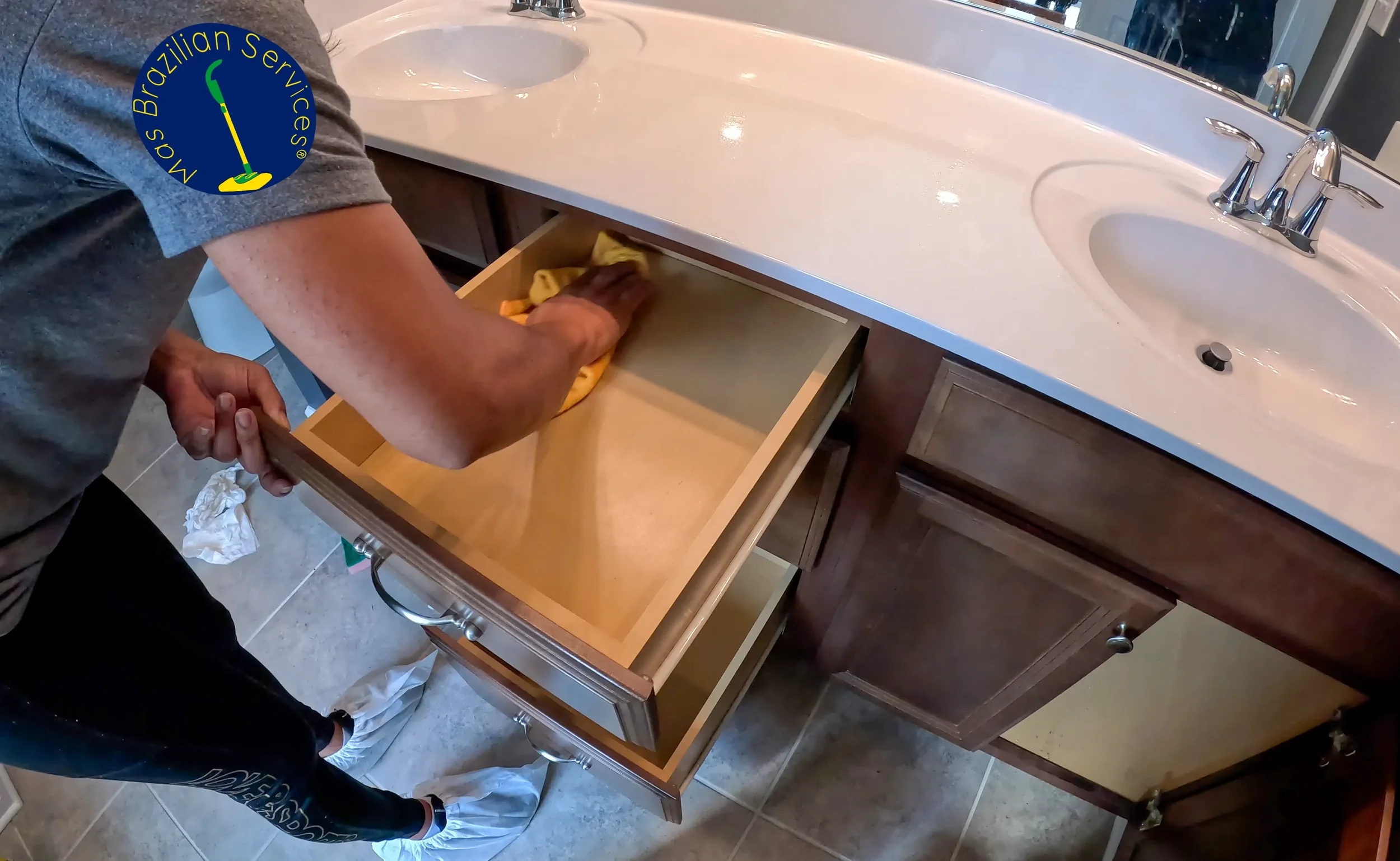 Spotless master bathroom after deep house cleaning services by Brazilian housekeepers at Mas Brazilian Services in Charlotte, NC.