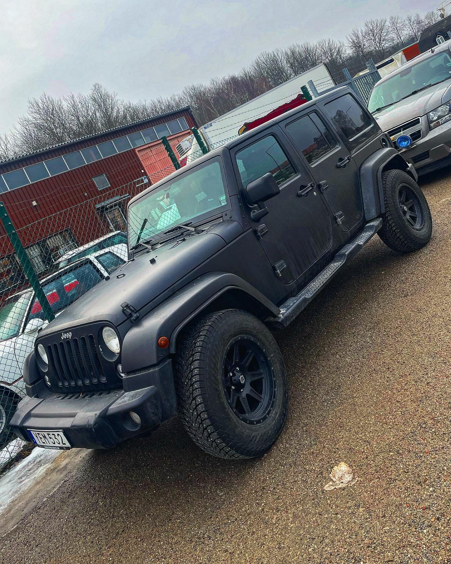 En Jeep &auml;r ju alltid trevligt att ha i verkstaden, den h&auml;r har f&aring;tt lite service och nya t&auml;tlister s&aring; kunden slipper att det regnar in😊 #jeep#jeepwrangler #wrangler #wranglerjeep #jeepunlimited #unlimited #jeeplife #wrangl