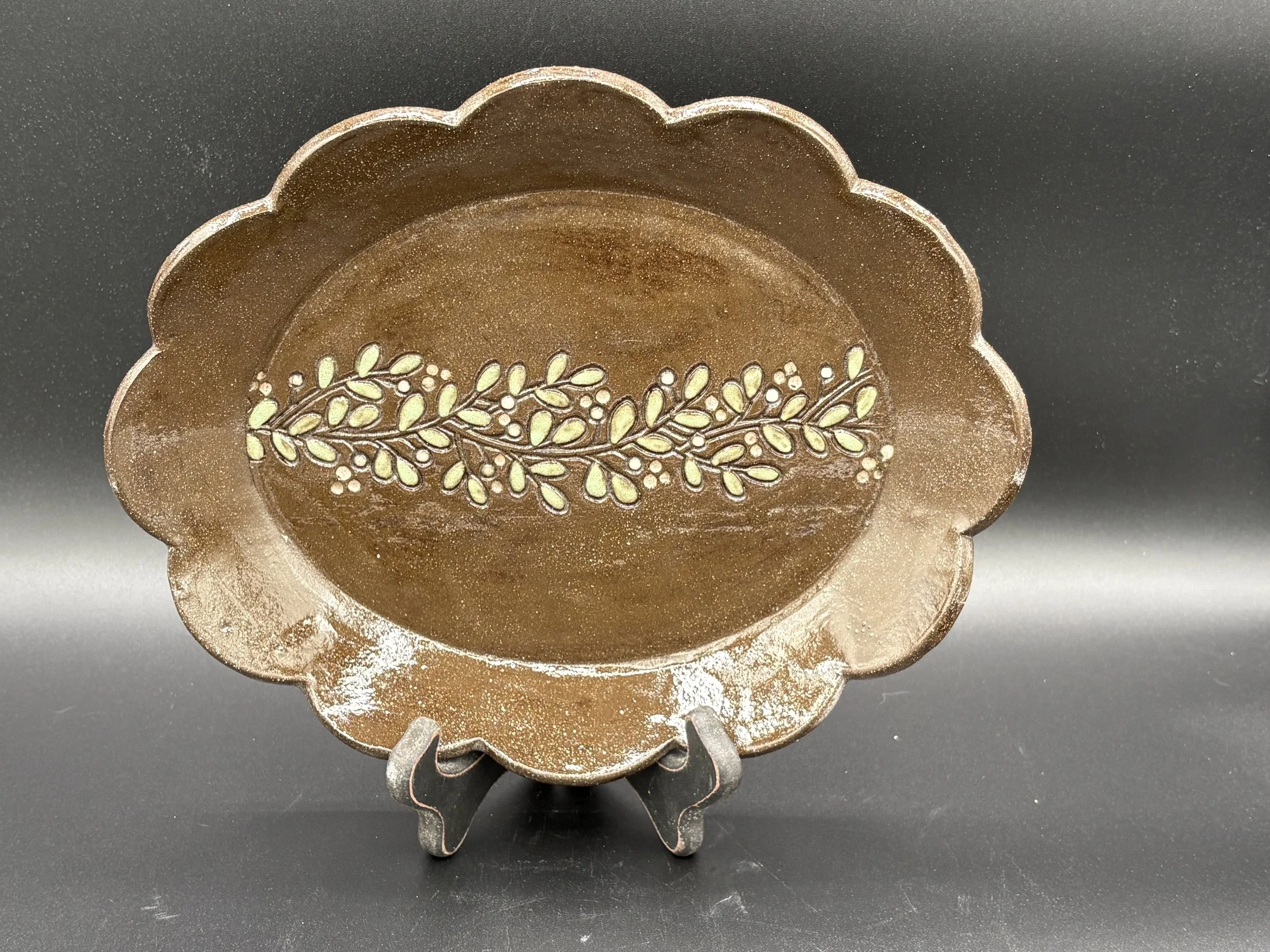 Scalloped platter with vine
