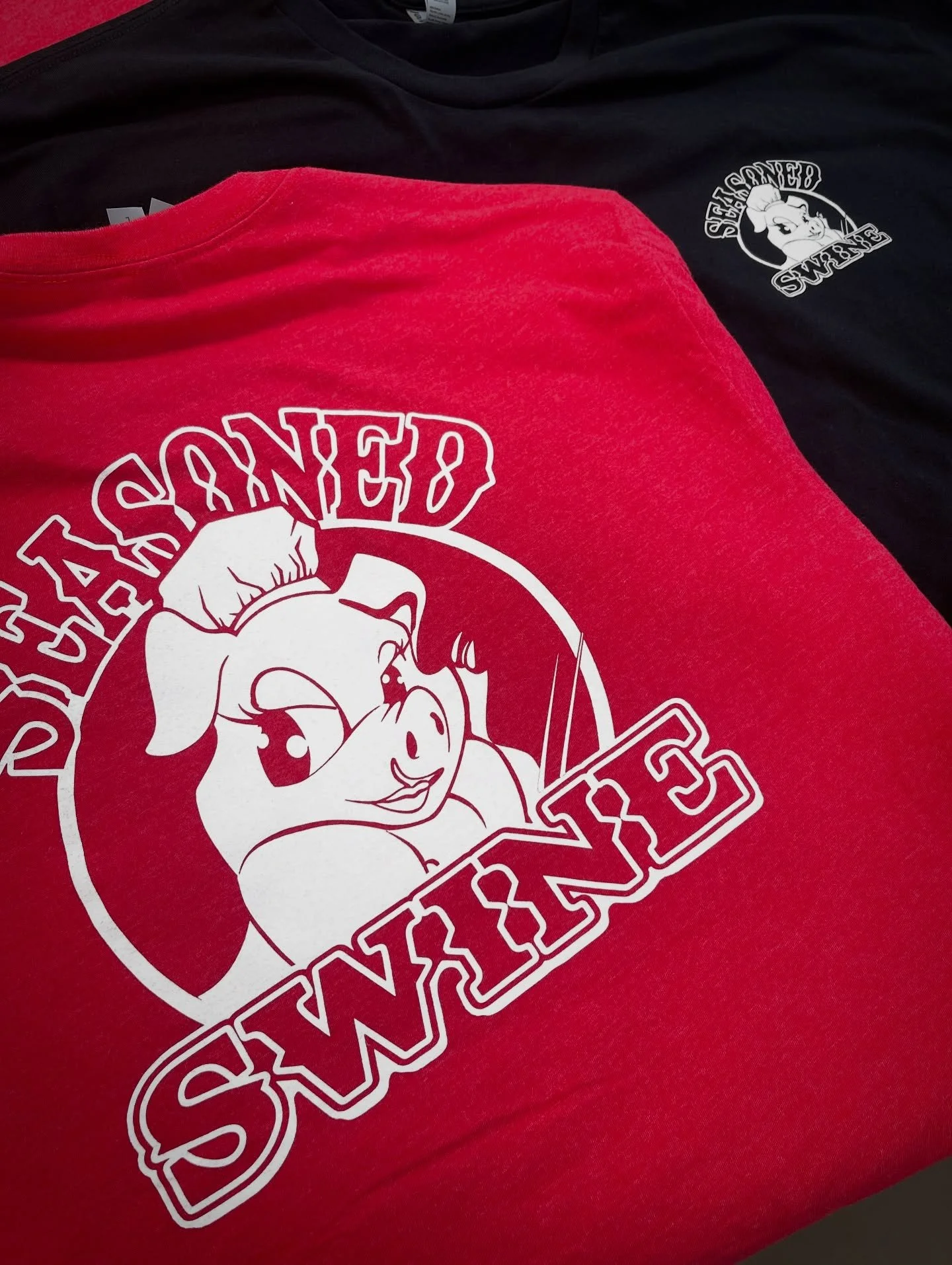 New colorways for the 🐖 @seasonedswinebbq 
#screenprinting #seasonedswine #properprints #sewproper #properthread