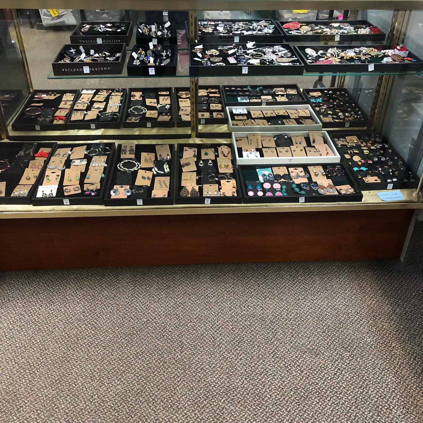 Diversity Thrift has a wide variety of jewelry at great prices! Come see us. We&rsquo;re open 10am-6pm at 1407 Sherwood Ave. RVA 23220 (804) 353-8890. DiversityThrift.org
#jewelry #thriftjewelry #usedjewelry