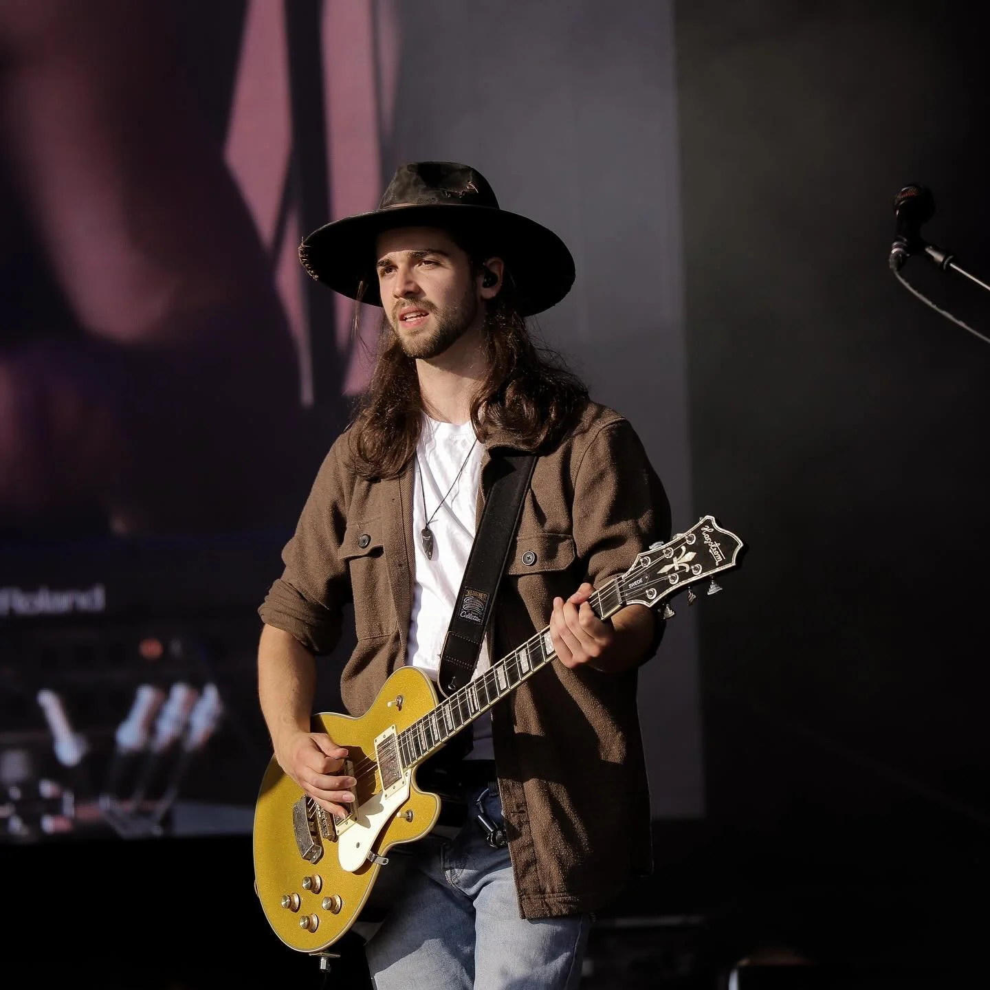 Dit war wieder sehr sch&ouml;n dieses Jahr auf dem @int._adac_truckgrandprix  mit @alina_sebastian 

Und mit meinem neusten Flohmarktkauf dieser s&uuml;&szlig;en @hagstrom_guitars Goldtop 🥹

PS: auf dem einen Bild bin ich zweimal 😱

📸 @pictschaney