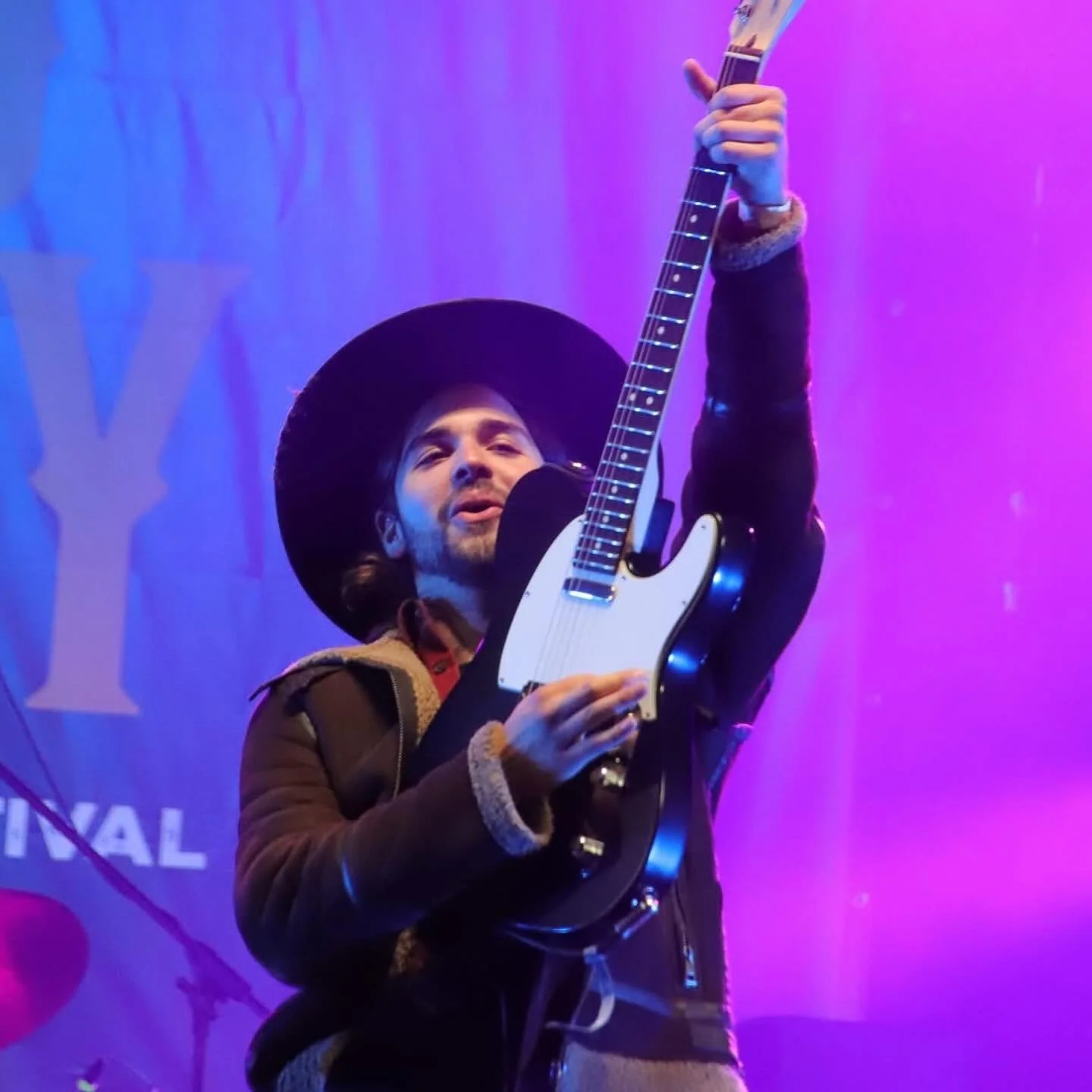 Think I hit my toe in the last one&hellip; 

Noch ein letztes Mal dieses Jahr spiel ich mit @alina_sebastian und Band zusammen, bevor es in die Winterpause geht! Diesen Samstag am @stadtstrandduesseldorf !

Let&rsquo;s goooooo

#country #german #coun