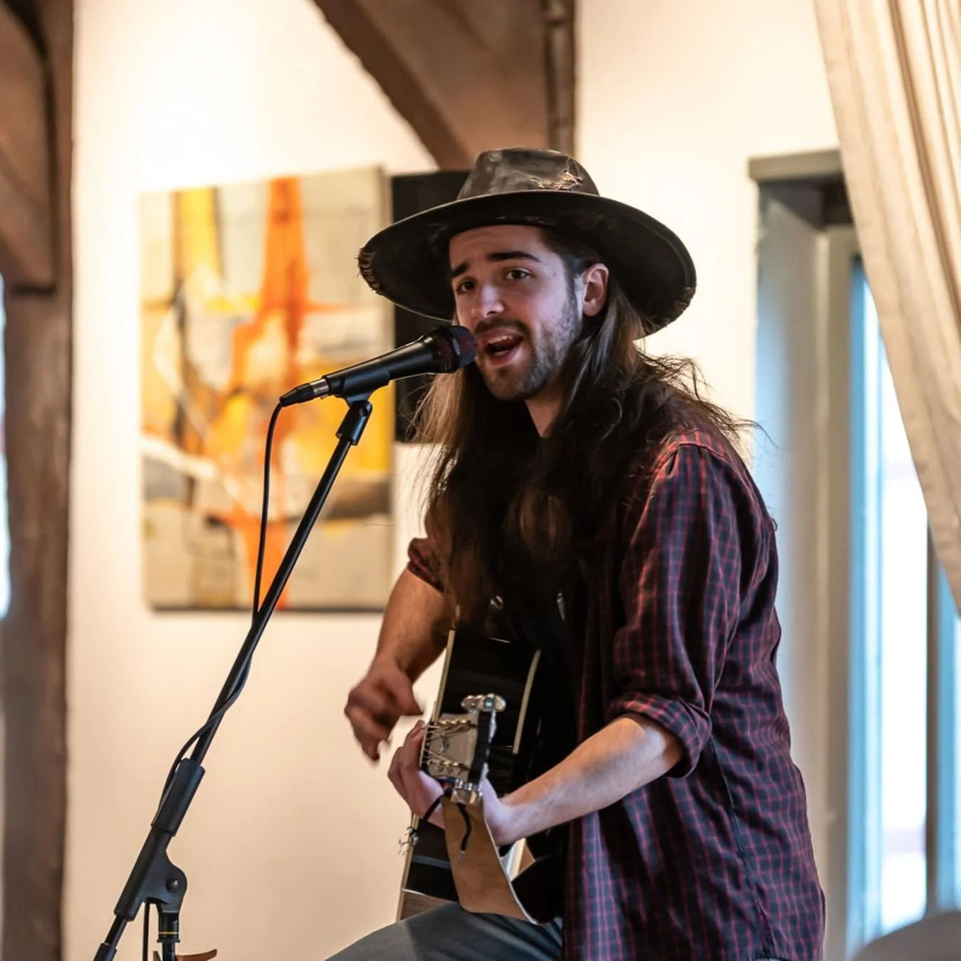 Letzte Woche durfte ich in der Dom&auml;ne Scharnebeck ein bisschen das Publikum anbr&uuml;llen 🤠

📸 by Oliver Rosenthal 

#singer #songwriter #country #live #scharnebeck